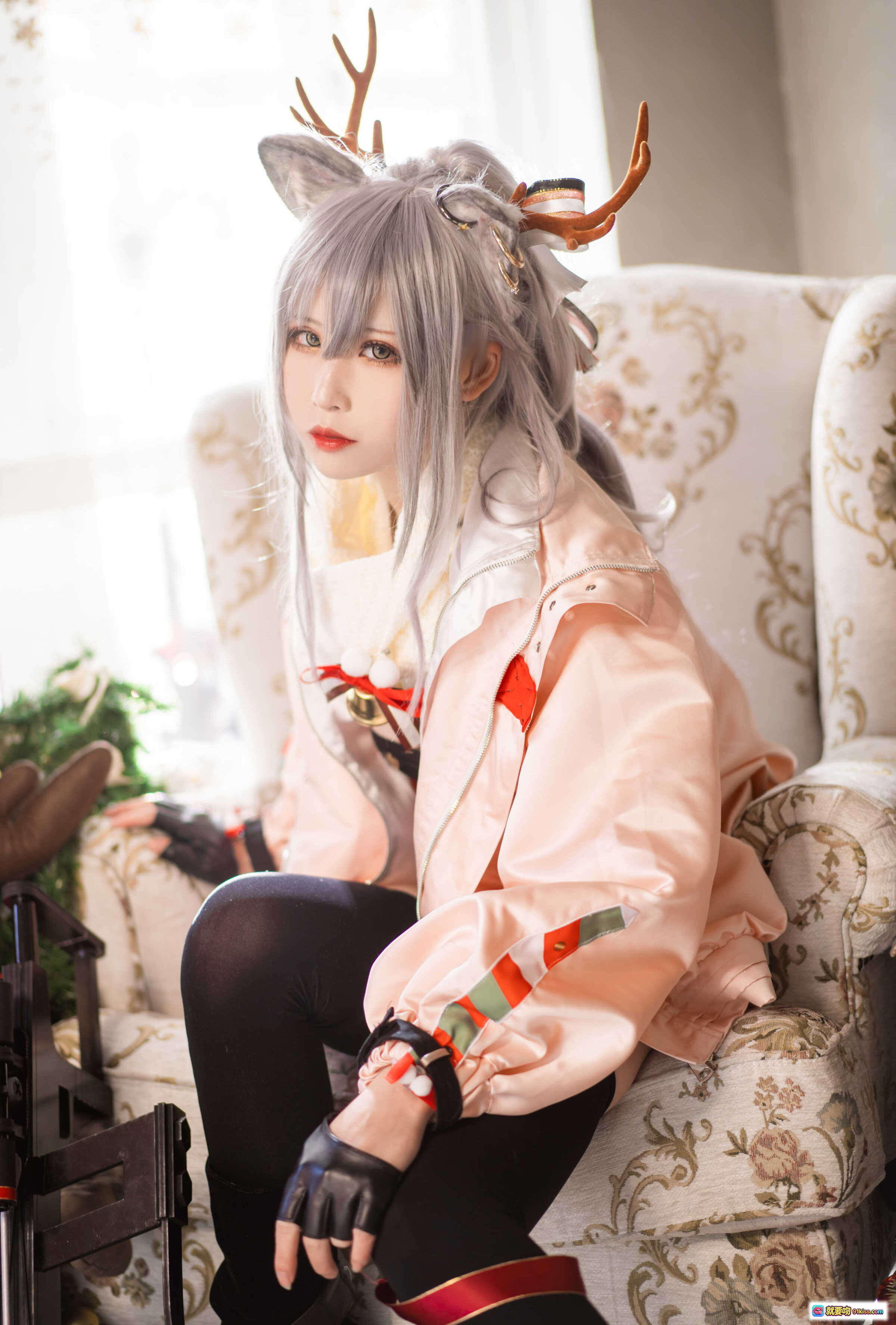 图片[4] - 爱老师明日方舟厚礼黑cos写真｜银发鹿角少女居家圣诞风26P高清图集 - 就要吻