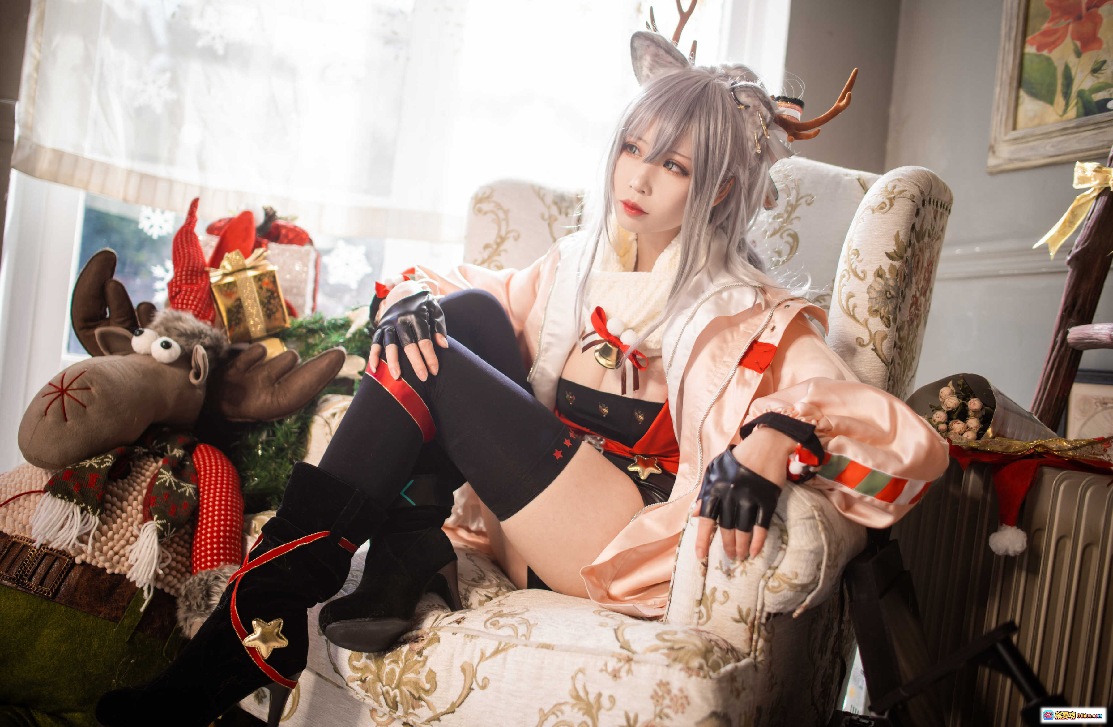 图片[8] - 爱老师明日方舟厚礼黑cos写真｜银发鹿角少女居家圣诞风26P高清图集 - 就要吻