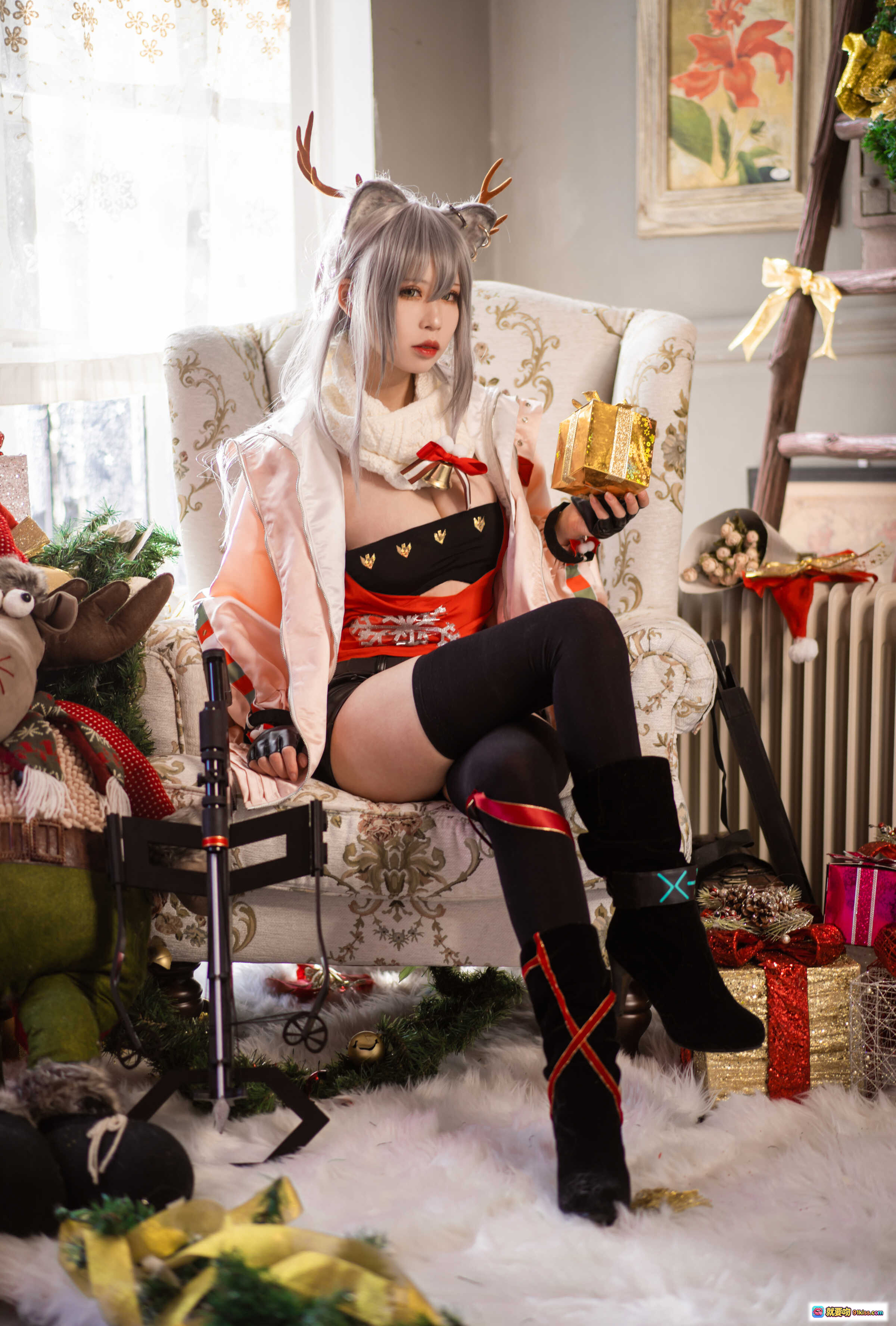 图片[9] - 爱老师明日方舟厚礼黑cos写真｜银发鹿角少女居家圣诞风26P高清图集 - 就要吻