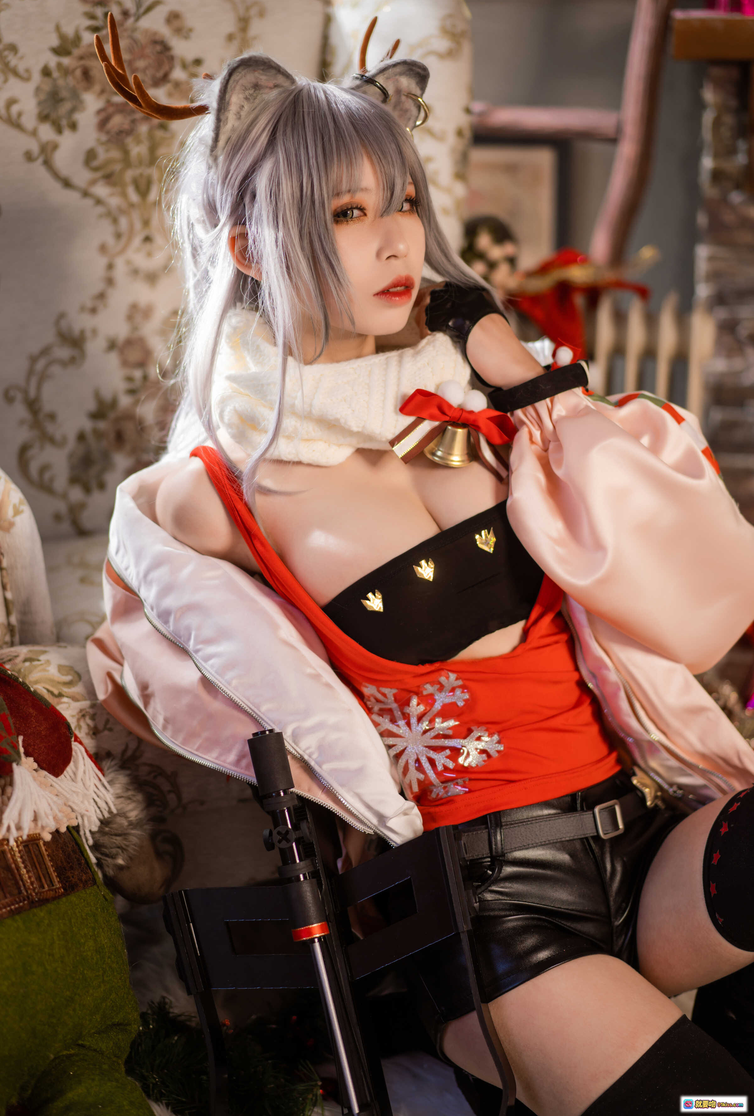 图片[10] - 爱老师明日方舟厚礼黑cos写真｜银发鹿角少女居家圣诞风26P高清图集 - 就要吻