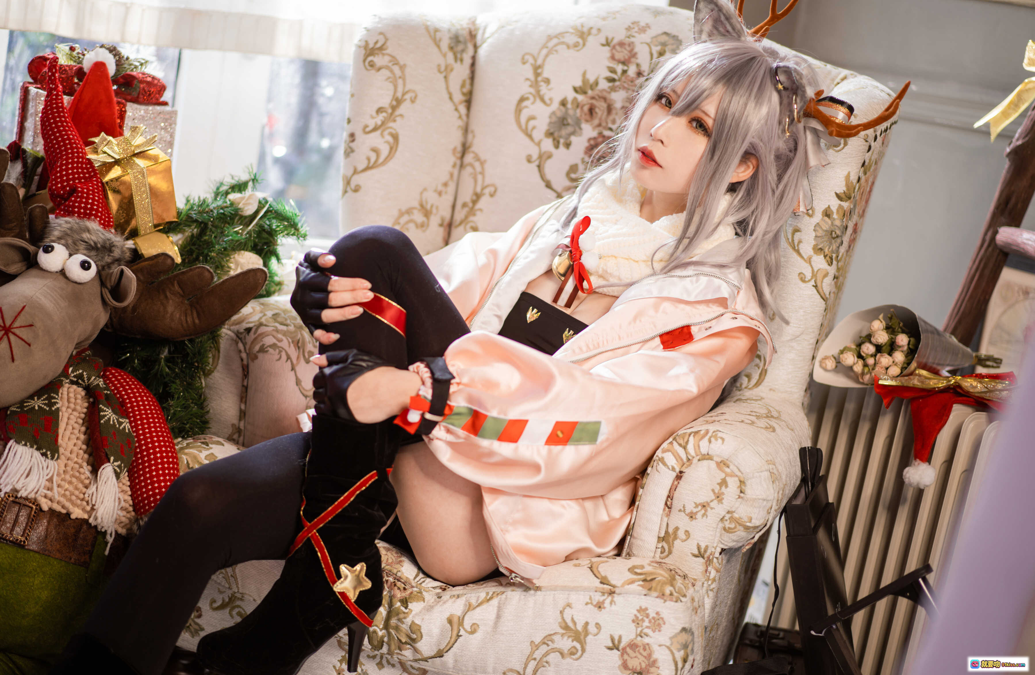 爱老师明日方舟厚礼黑cos写真｜银发鹿角少女居家圣诞风26P高清图集 - 就要吻