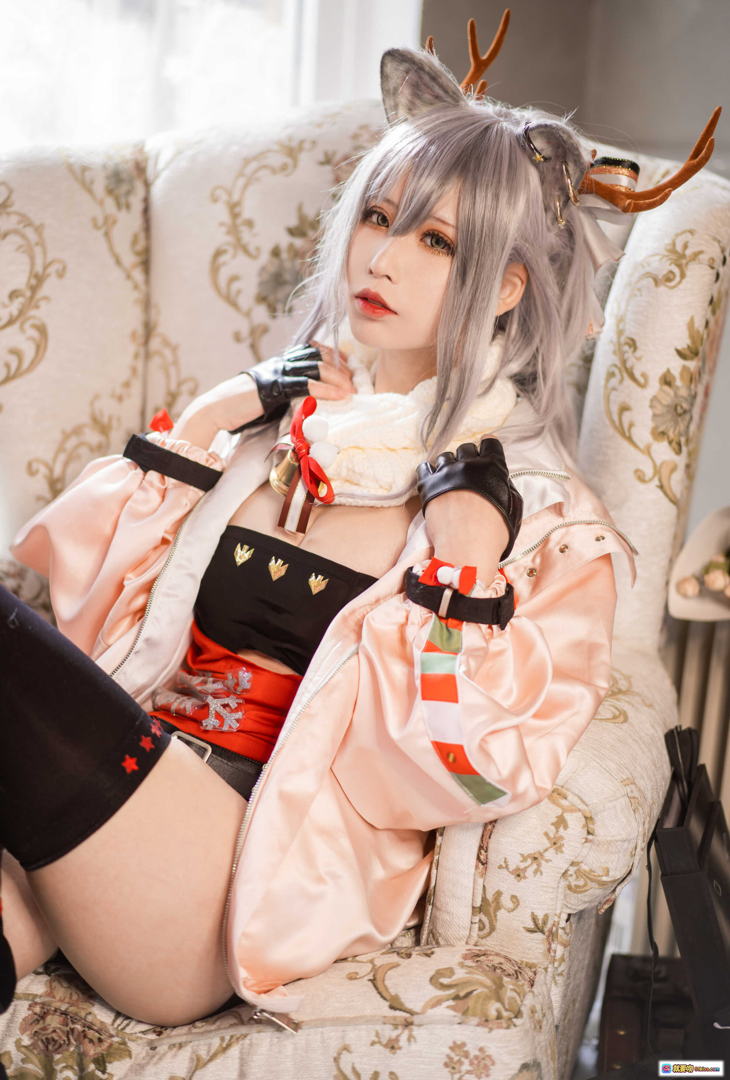 图片[7] - 爱老师明日方舟厚礼黑cos写真｜银发鹿角少女居家圣诞风26P高清图集 - 就要吻