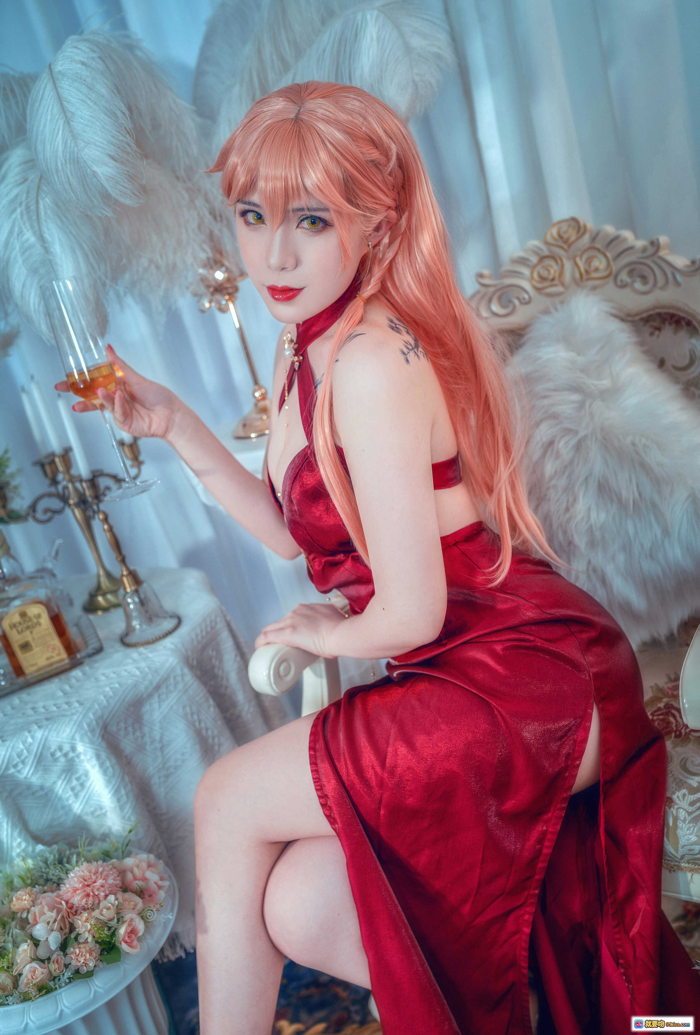 图片[3] - 羊大真人NO.008 Ots-14礼服写真｜红裙性感Cosplay｜羽毛背景奢华风｜16P高清图集 - 就要吻