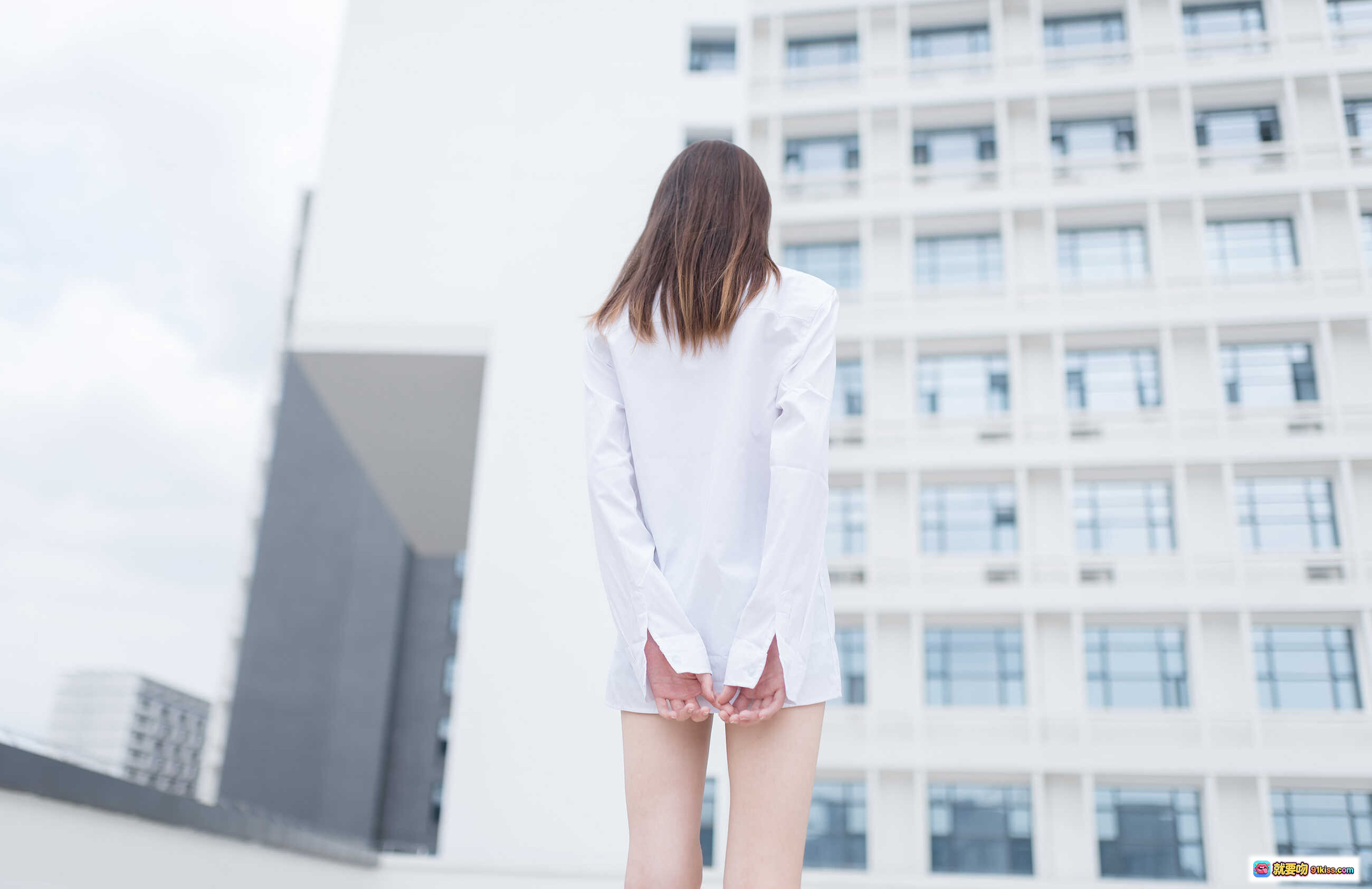 图片[2] - 祖木子NO.002裸脚白衬衫足控福利 黑短裤街头风美腿写真46P高清图集 - 就要吻