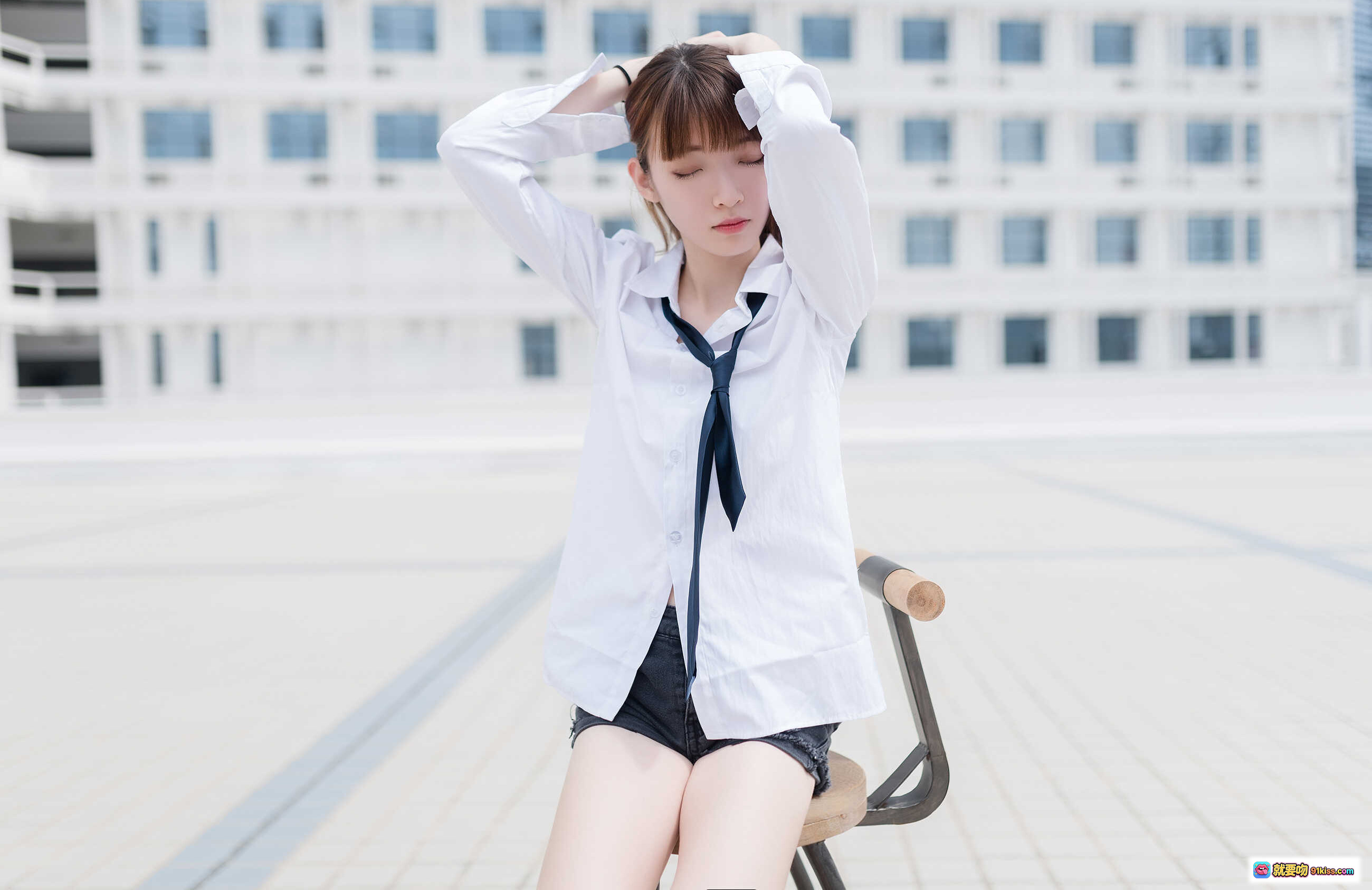 图片[7] - 祖木子NO.002裸脚白衬衫足控福利 黑短裤街头风美腿写真46P高清图集 - 就要吻