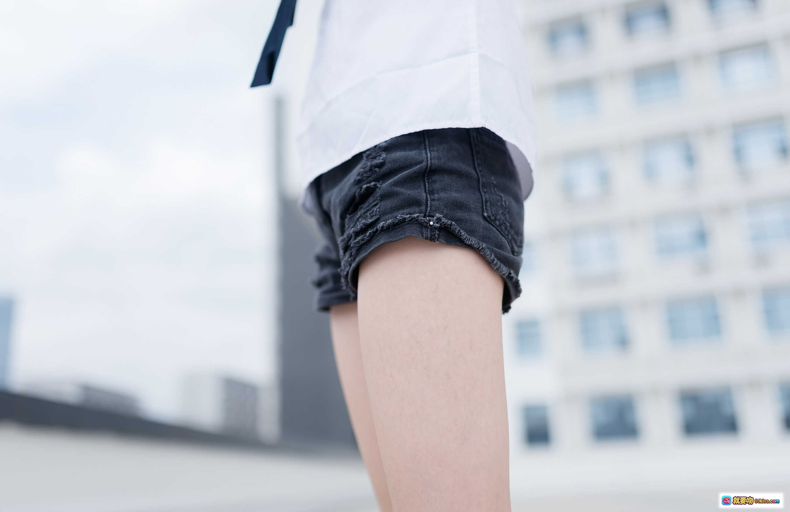 祖木子NO.002裸脚白衬衫足控福利 黑短裤街头风美腿写真46P高清图集 - 就要吻