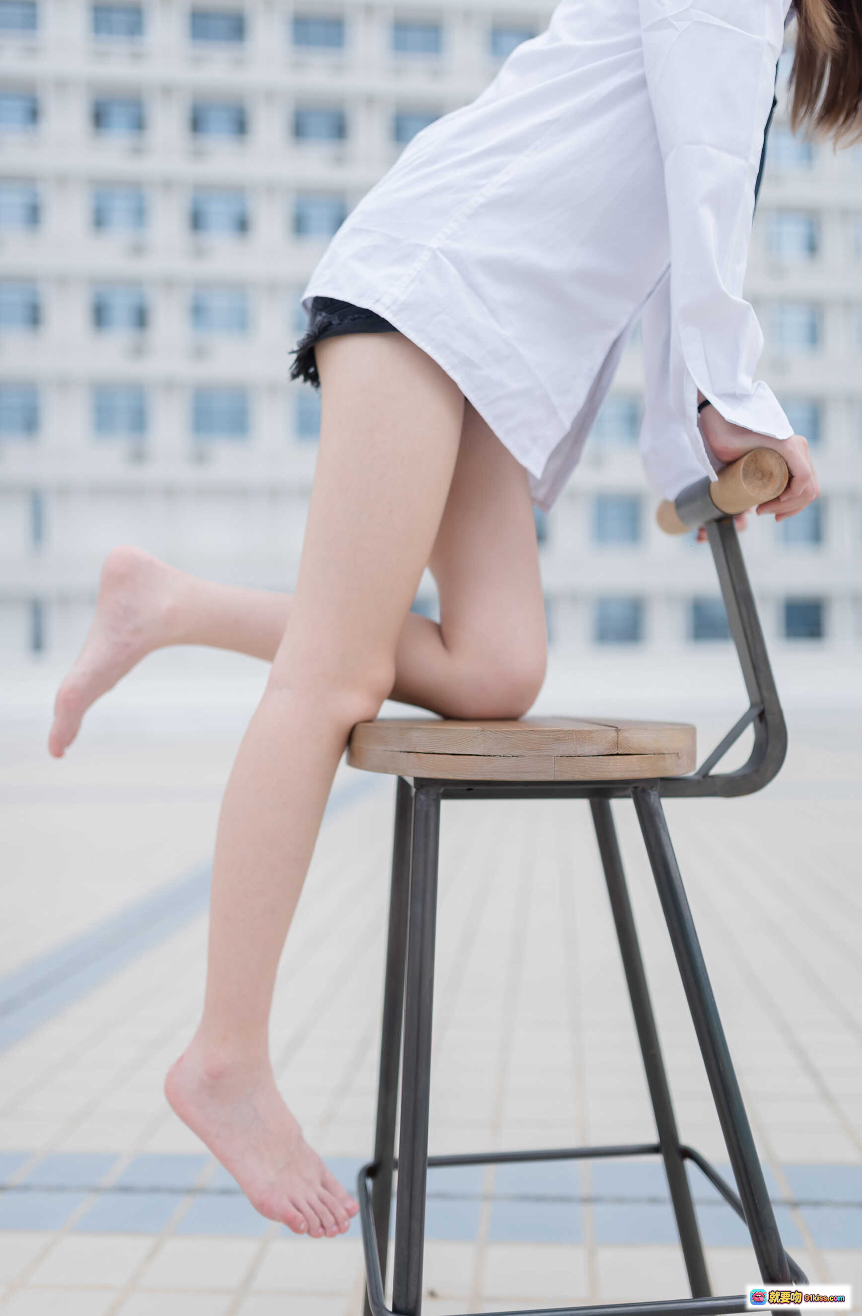 图片[5] - 祖木子NO.002裸脚白衬衫足控福利 黑短裤街头风美腿写真46P高清图集 - 就要吻