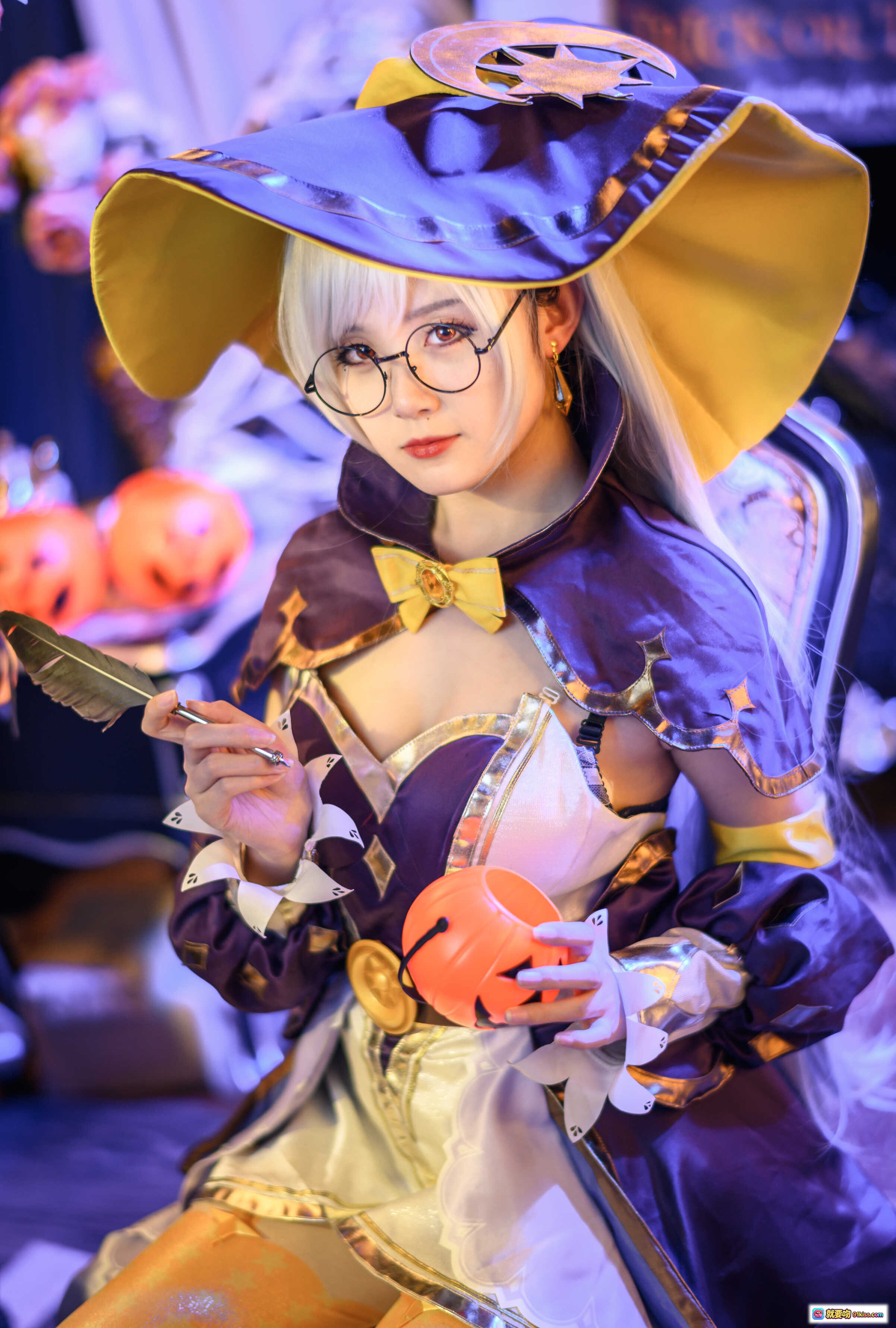 图片[4] - 秋楚楚王昭君cosplay万圣节女巫造型，紫金魔法师职业装束，手持魔法书与发光道具，背景南瓜灯蜘蛛网氛围感十足 - 就要吻