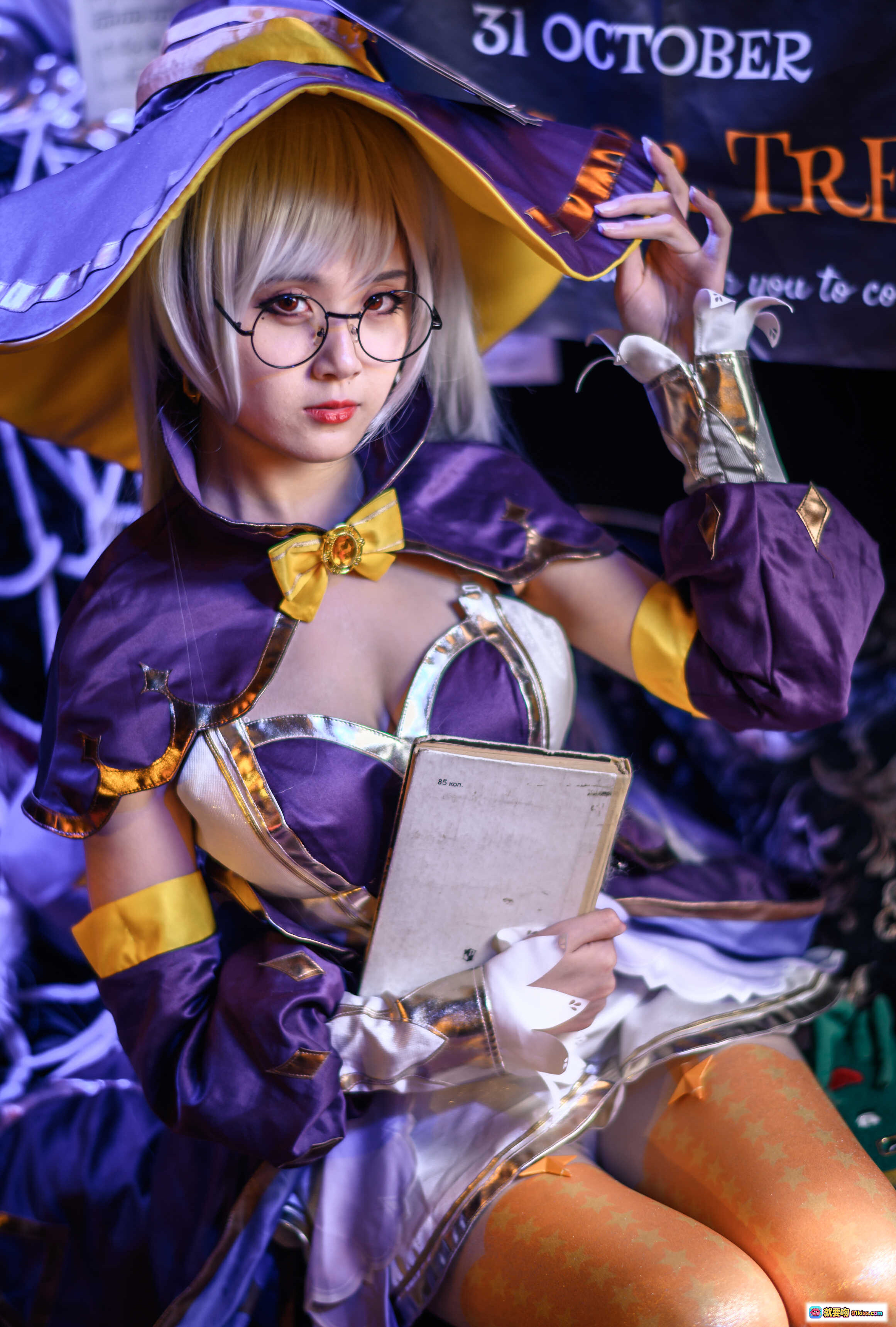 图片[5] - 秋楚楚王昭君cosplay万圣节女巫造型，紫金魔法师职业装束，手持魔法书与发光道具，背景南瓜灯蜘蛛网氛围感十足 - 就要吻