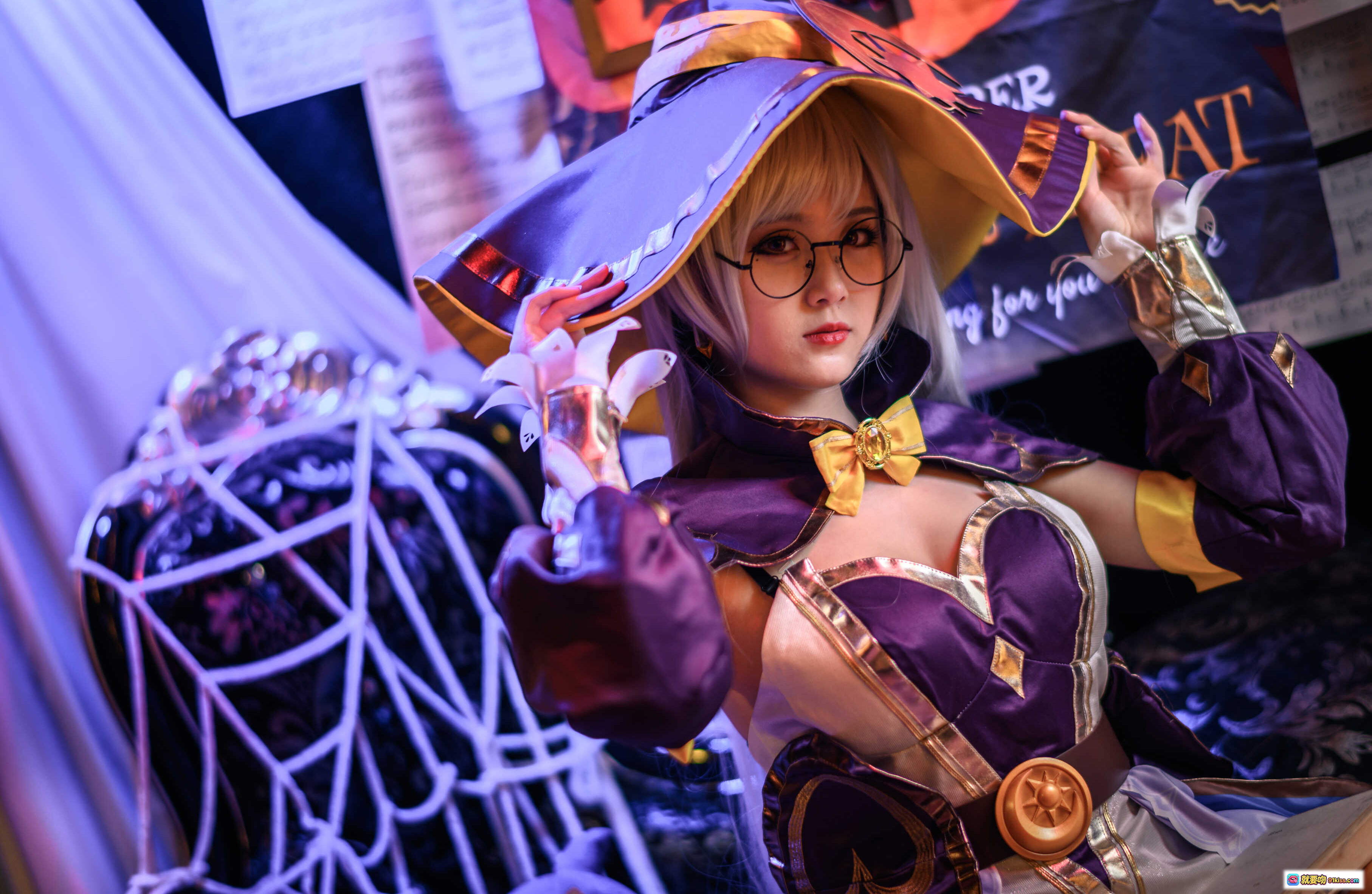 图片[6] - 秋楚楚王昭君cosplay万圣节女巫造型，紫金魔法师职业装束，手持魔法书与发光道具，背景南瓜灯蜘蛛网氛围感十足 - 就要吻