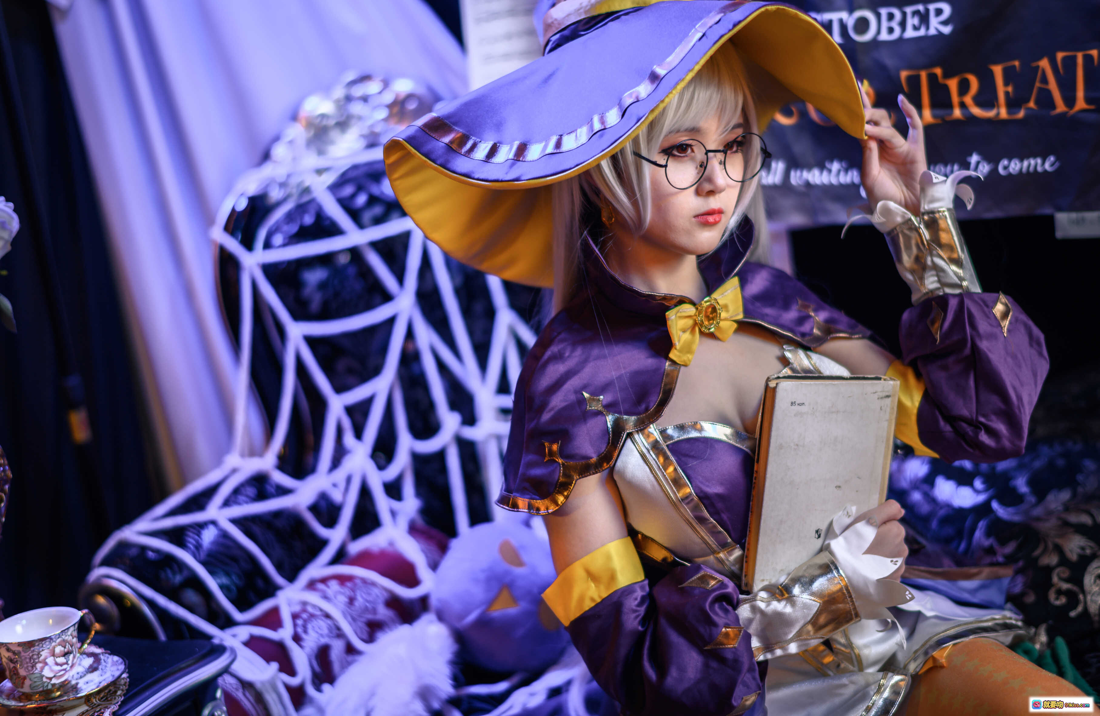 图片[9] - 秋楚楚王昭君cosplay万圣节女巫造型，紫金魔法师职业装束，手持魔法书与发光道具，背景南瓜灯蜘蛛网氛围感十足 - 就要吻