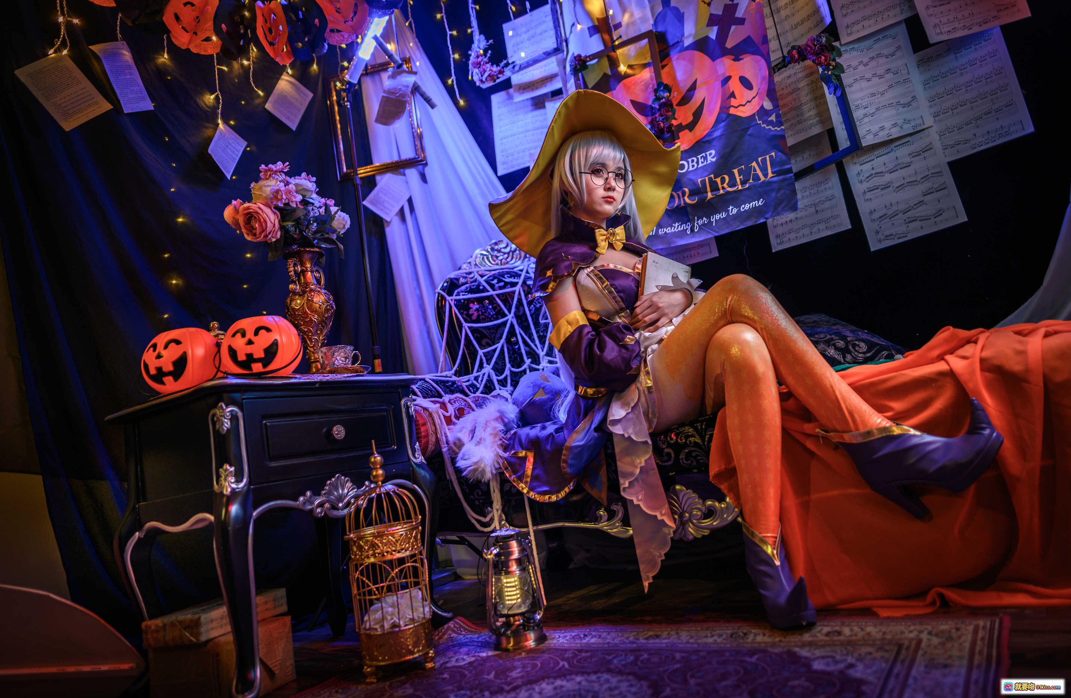 图片[10] - 秋楚楚王昭君cosplay万圣节女巫造型，紫金魔法师职业装束，手持魔法书与发光道具，背景南瓜灯蜘蛛网氛围感十足 - 就要吻