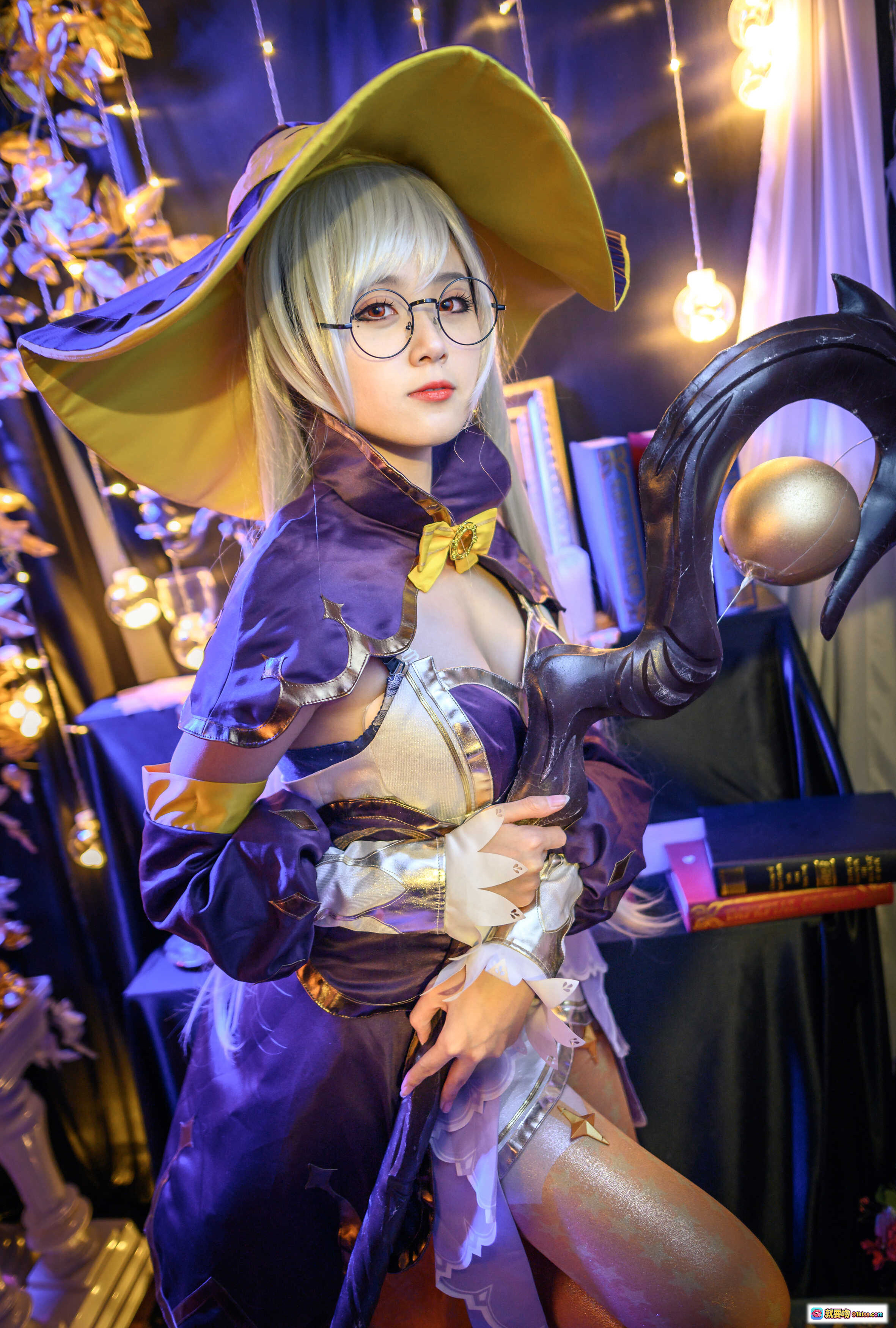 图片[3] - 秋楚楚王昭君cosplay万圣节女巫造型，紫金魔法师职业装束，手持魔法书与发光道具，背景南瓜灯蜘蛛网氛围感十足 - 就要吻