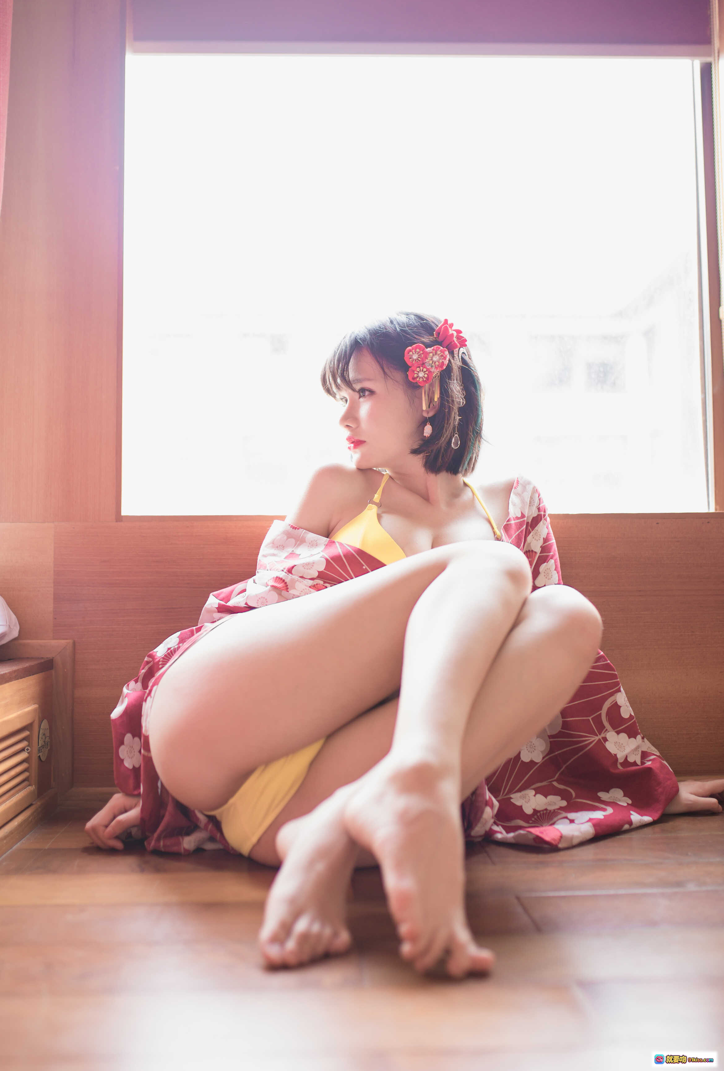 Yoko宅夏NO.008妹汤物语和服写真｜日系少女黄泳衣+红白樱花浴衣｜窗边坐姿美腿特写｜53P高清图集 - 就要吻