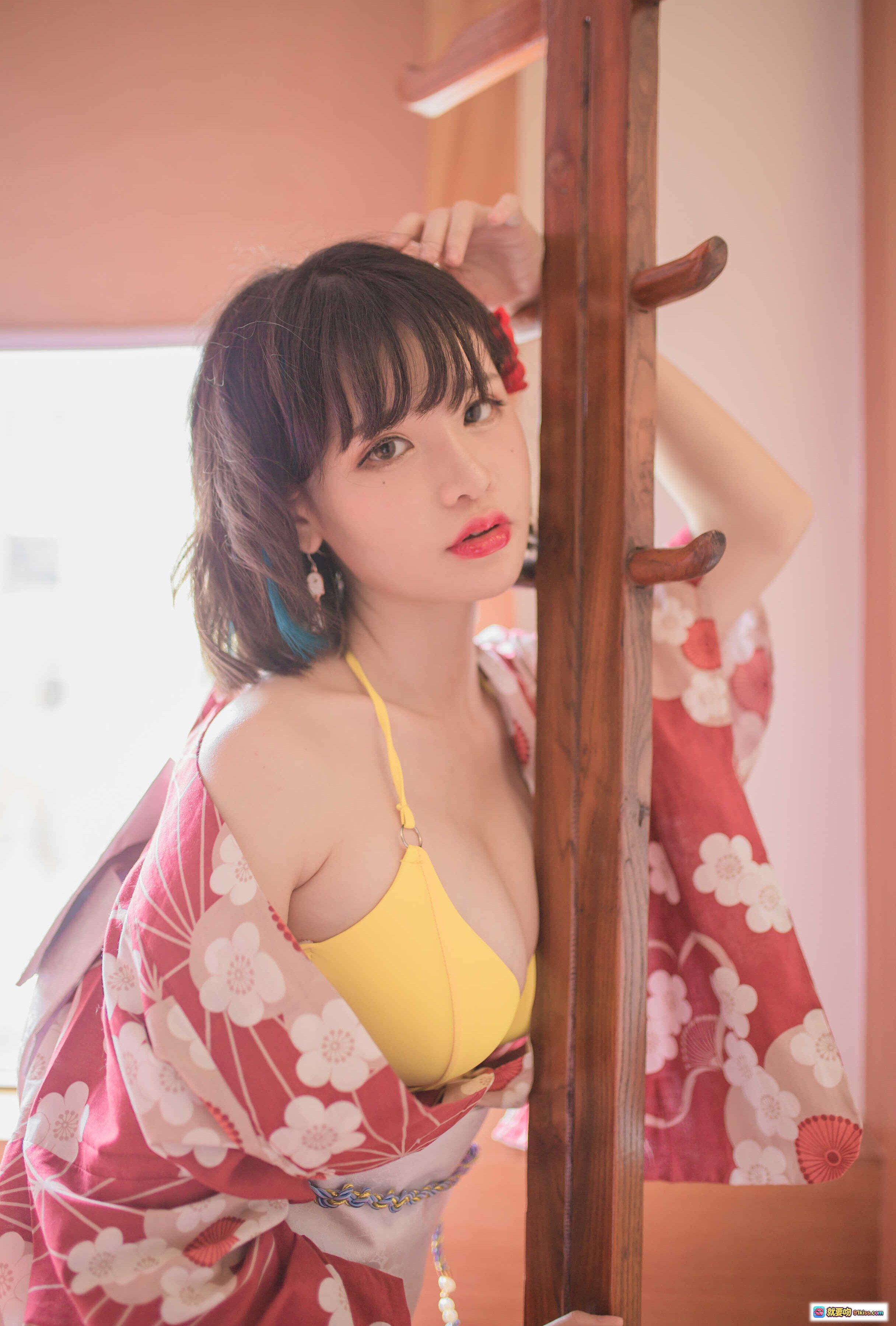 图片[8] - Yoko宅夏NO.008妹汤物语和服写真｜日系少女黄泳衣+红白樱花浴衣｜窗边坐姿美腿特写｜53P高清图集 - 就要吻