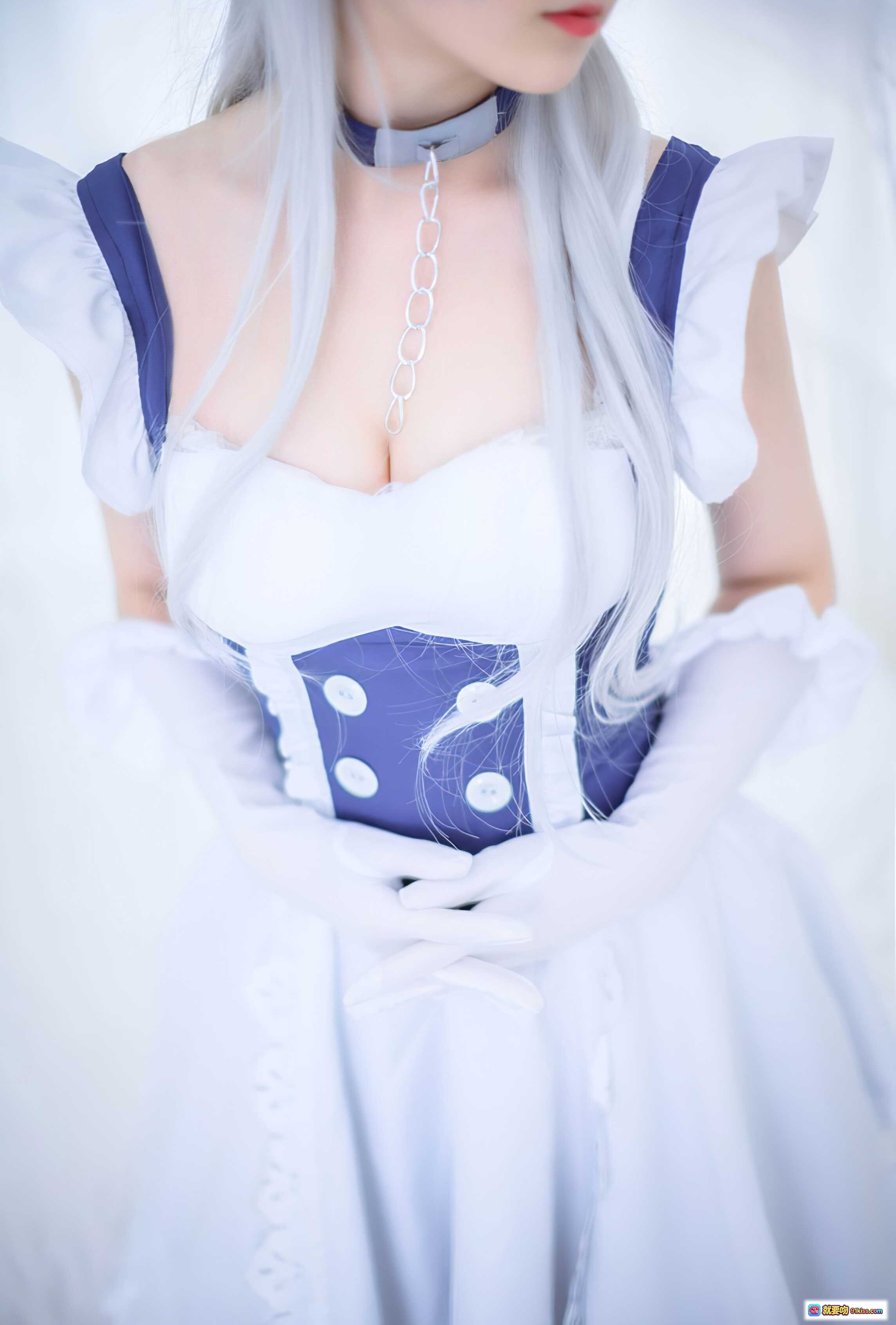 图片[1] - 秋楚楚贝尔法斯特女仆cosplay写真｜银发白裙蓝饰精致女仆装｜优雅性感甜美风格｜9P高清图集 - 就要吻