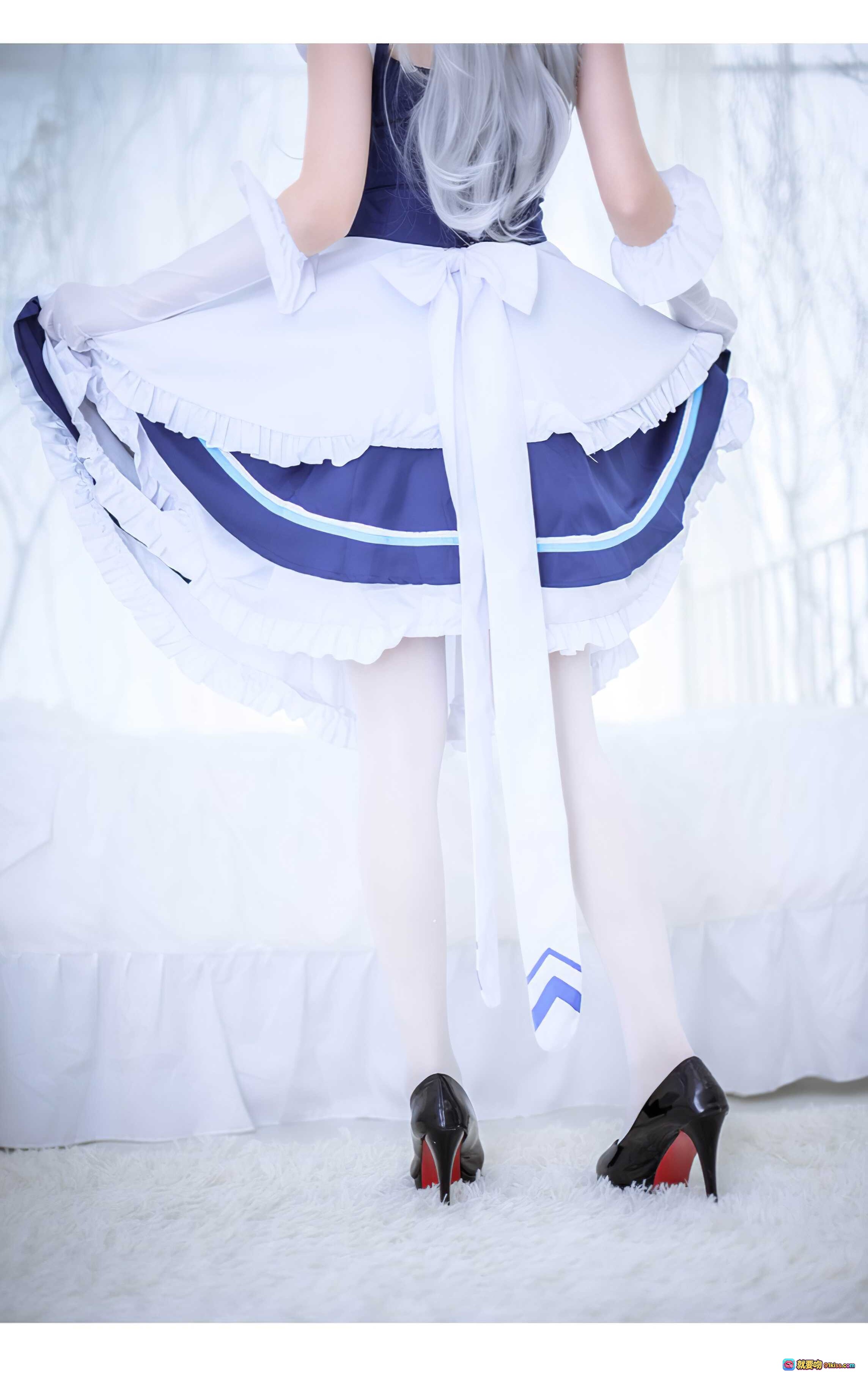 图片[8] - 秋楚楚贝尔法斯特女仆cosplay写真｜银发白裙蓝饰精致女仆装｜优雅性感甜美风格｜9P高清图集 - 就要吻