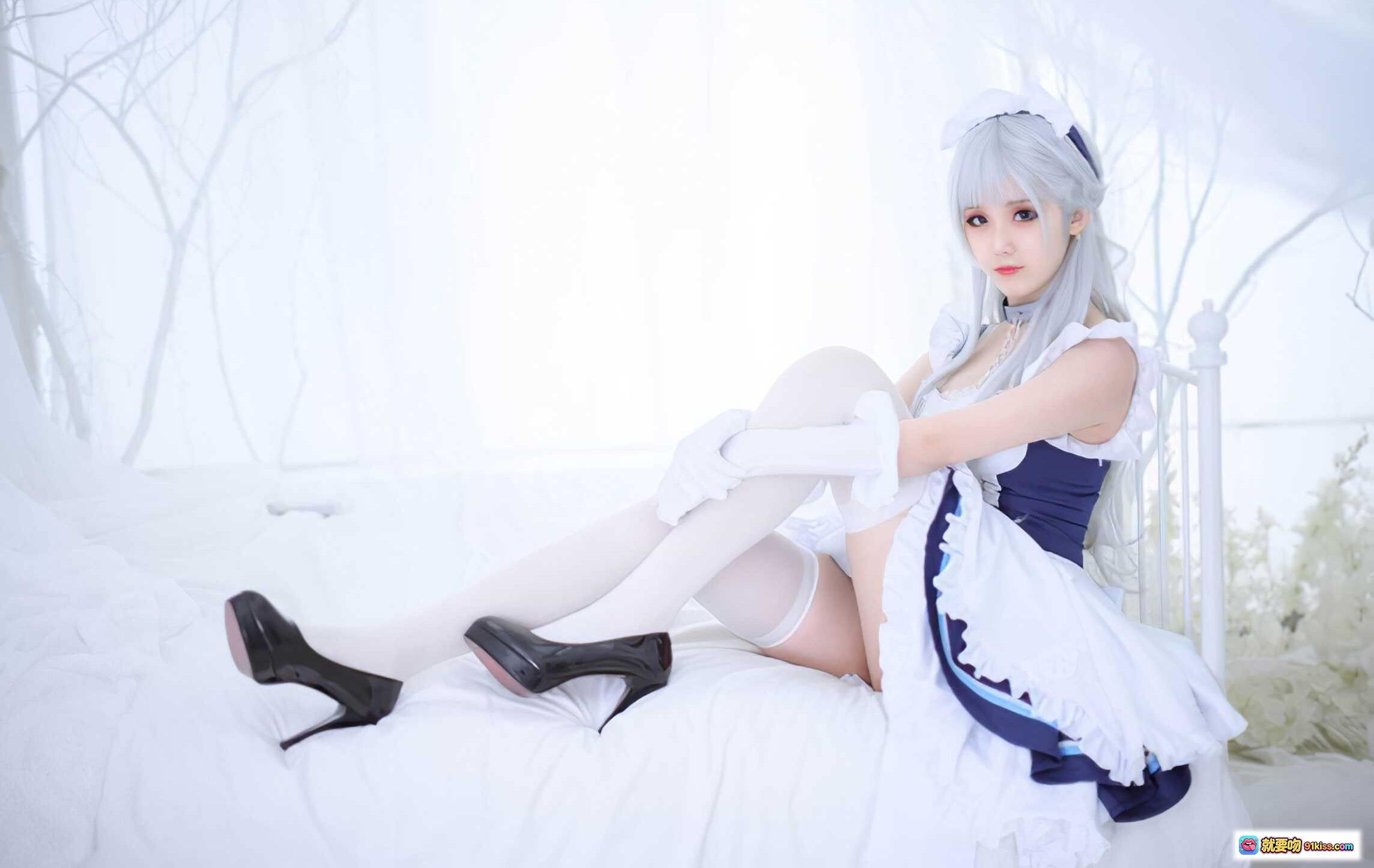 图片[3] - 秋楚楚贝尔法斯特女仆cosplay写真｜银发白裙蓝饰精致女仆装｜优雅性感甜美风格｜9P高清图集 - 就要吻