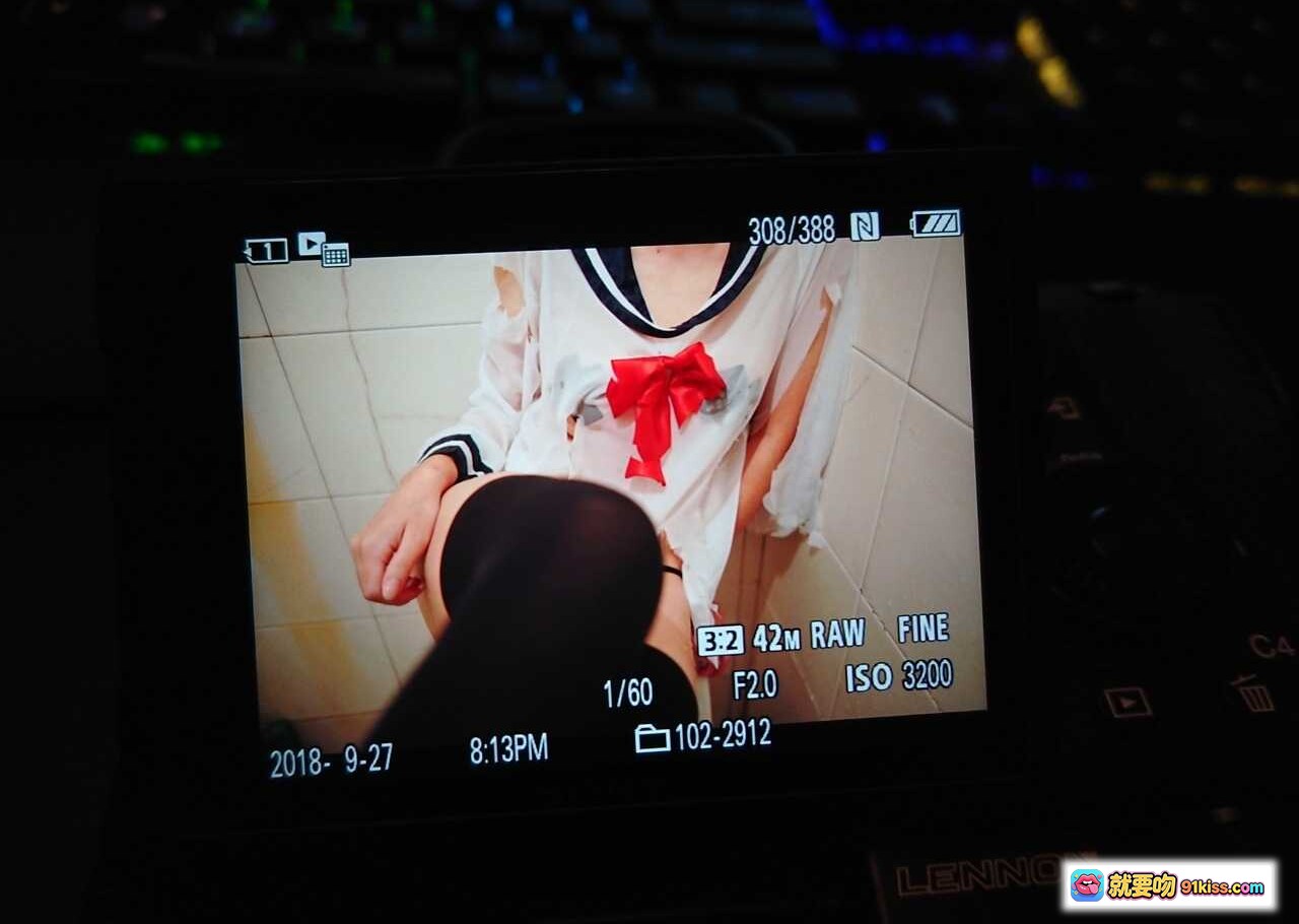 爱老师汤不热NO.040写真集69P3V22MB高清RAW原图F2.0大光圈ISO3200夜拍实拍8:13PM校园风红领结黑丝美腿 - 就要吻