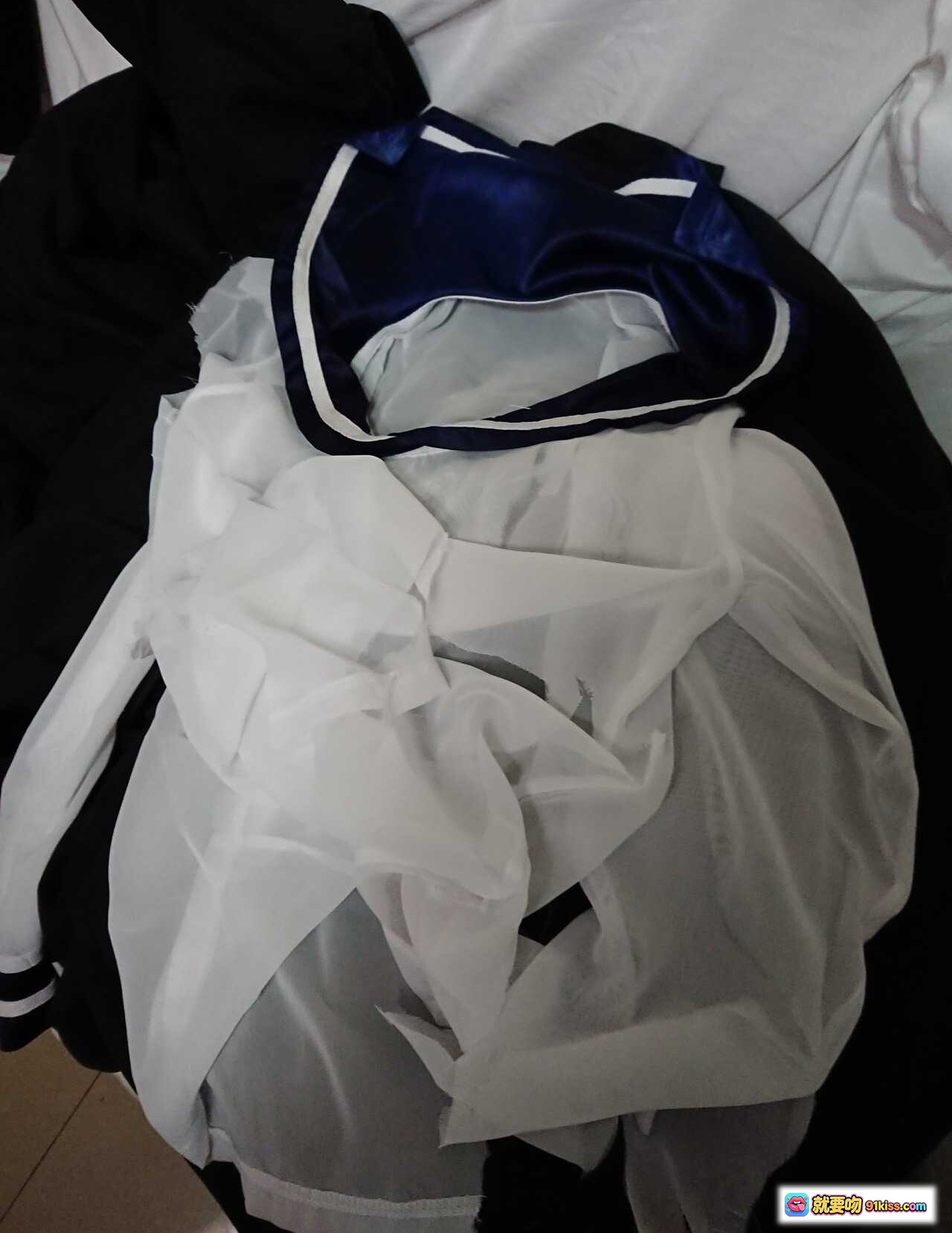 图片[7] - 爱老师汤不热NO.040写真集69P3V22MB高清RAW原图F2.0大光圈ISO3200夜拍实拍8:13PM校园风红领结黑丝美腿 - 就要吻