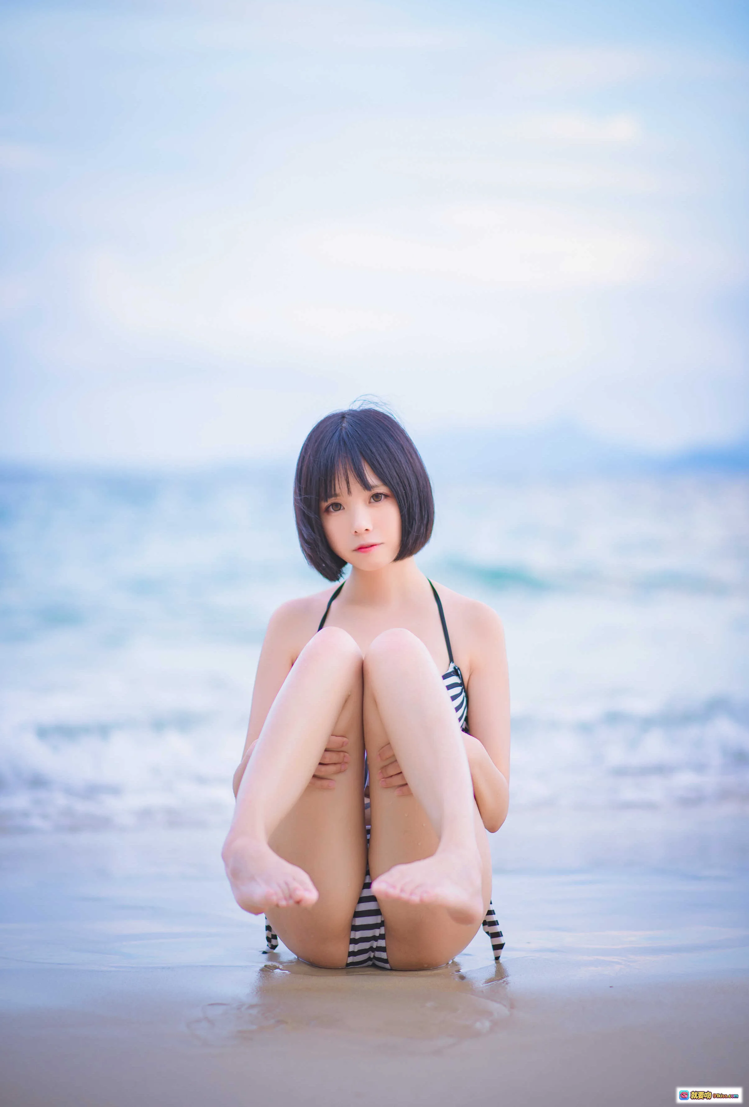 B站萌妹子白金saki海边泳装写真 27P高清条纹比基尼沙滩坐姿美拍 - 就要吻