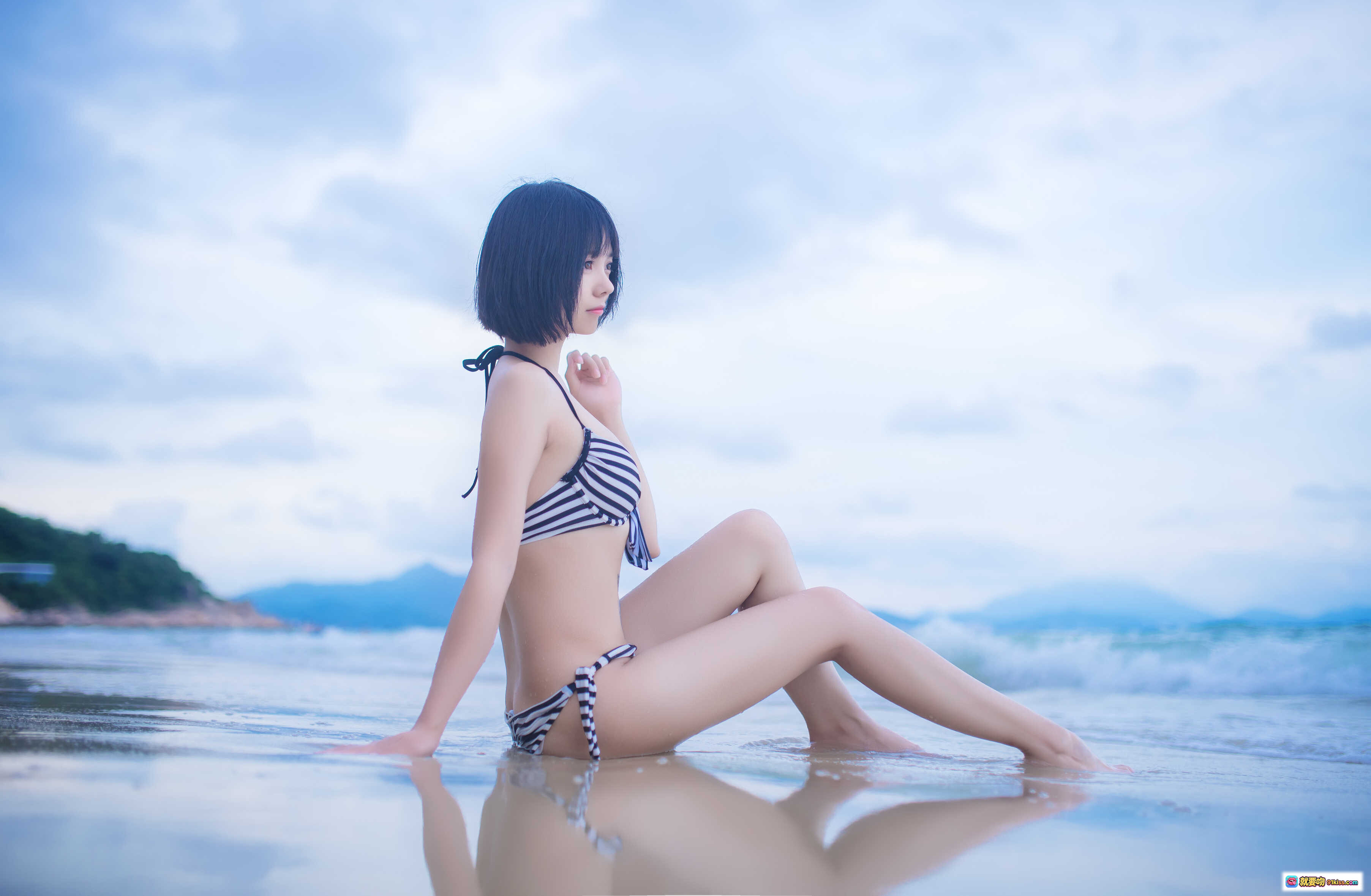 图片[7] - B站萌妹子白金saki海边泳装写真 27P高清条纹比基尼沙滩坐姿美拍 - 就要吻