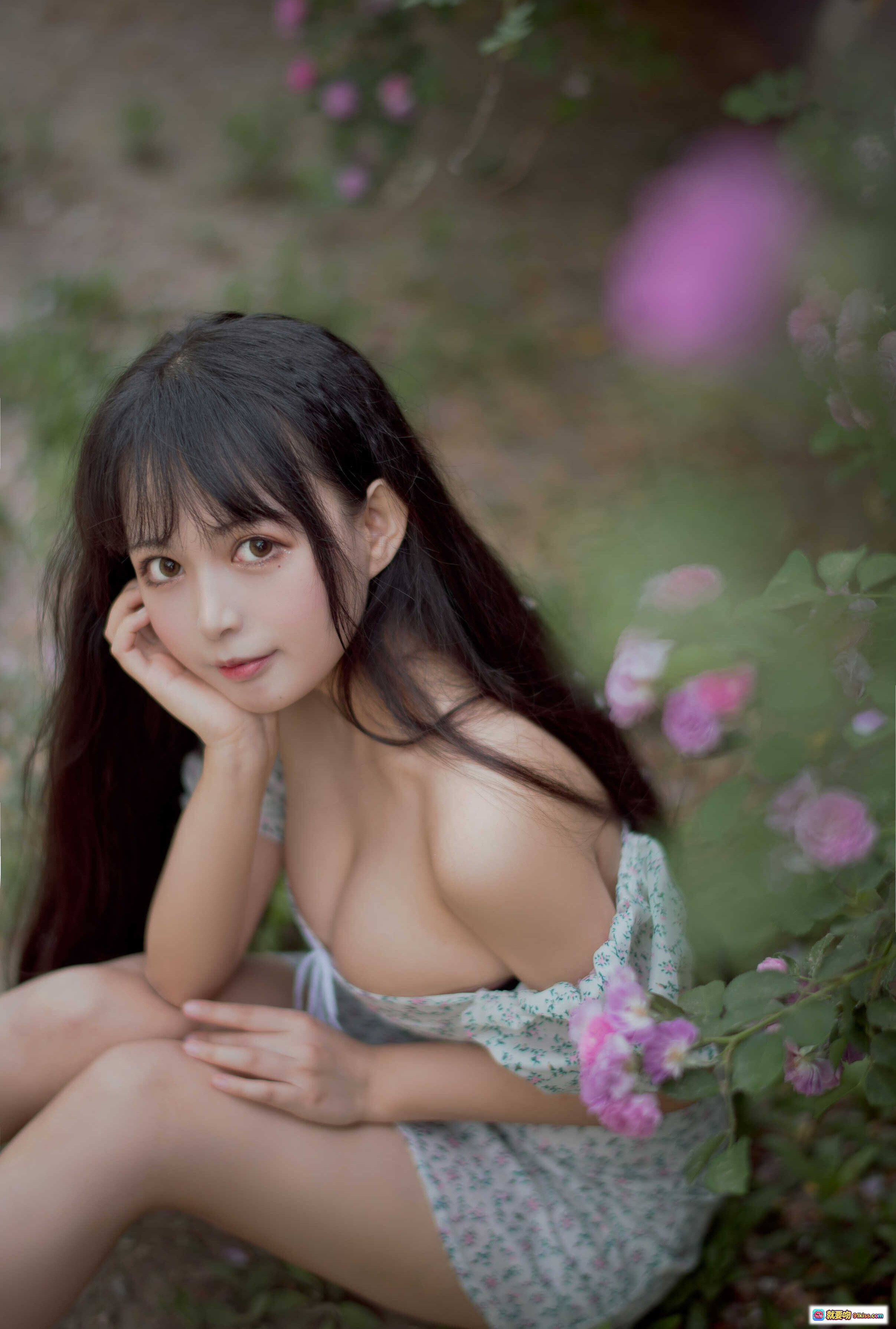 黑猫猫OvO NO.023 蔷薇2写真 | 清新少女花园外拍 | 碎花裙温柔侧颜 | 自然光柔美氛围 | 27P高清图集 - 就要吻