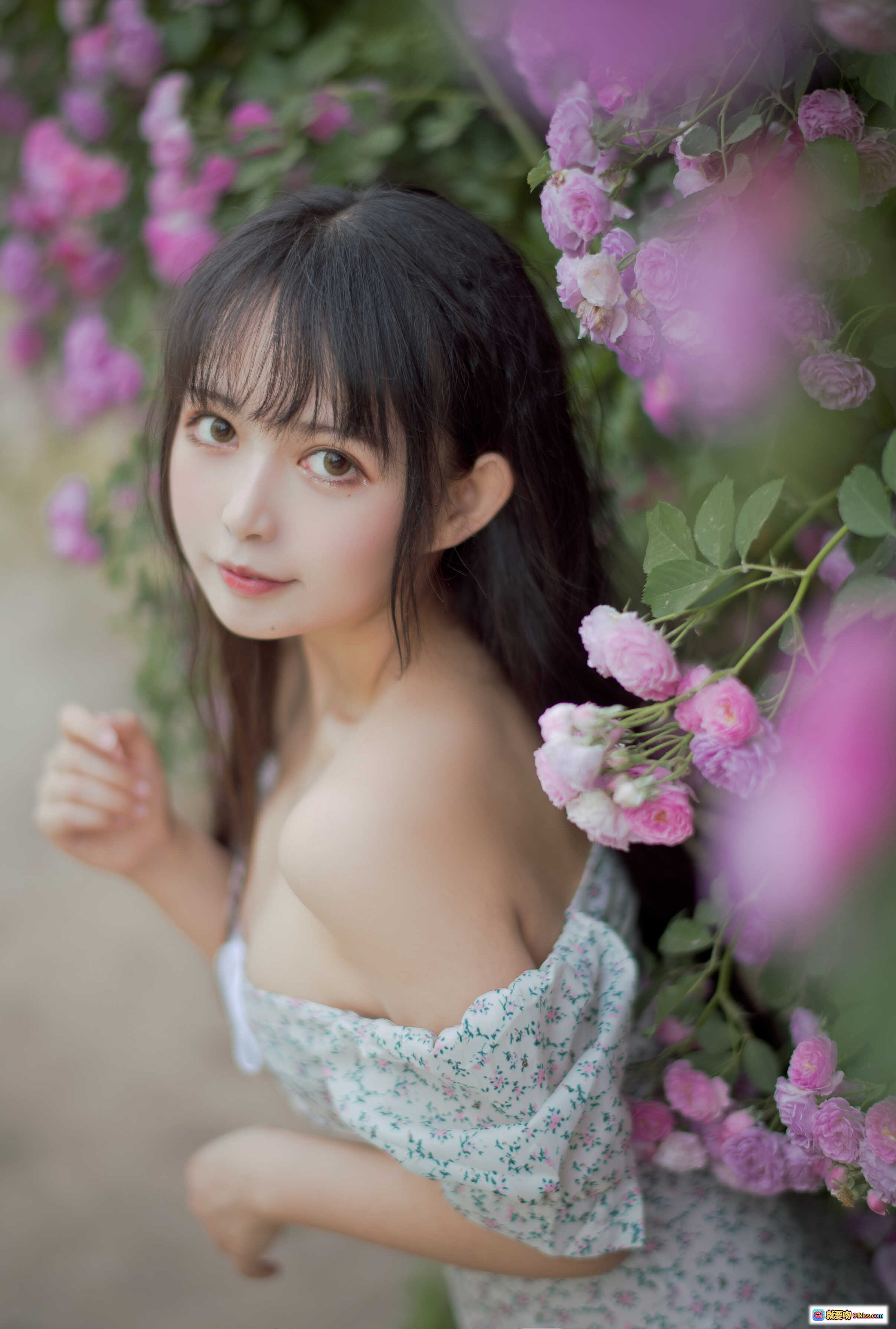 图片[9] - 黑猫猫OvO NO.023 蔷薇2写真 | 清新少女花园外拍 | 碎花裙温柔侧颜 | 自然光柔美氛围 | 27P高清图集 - 就要吻