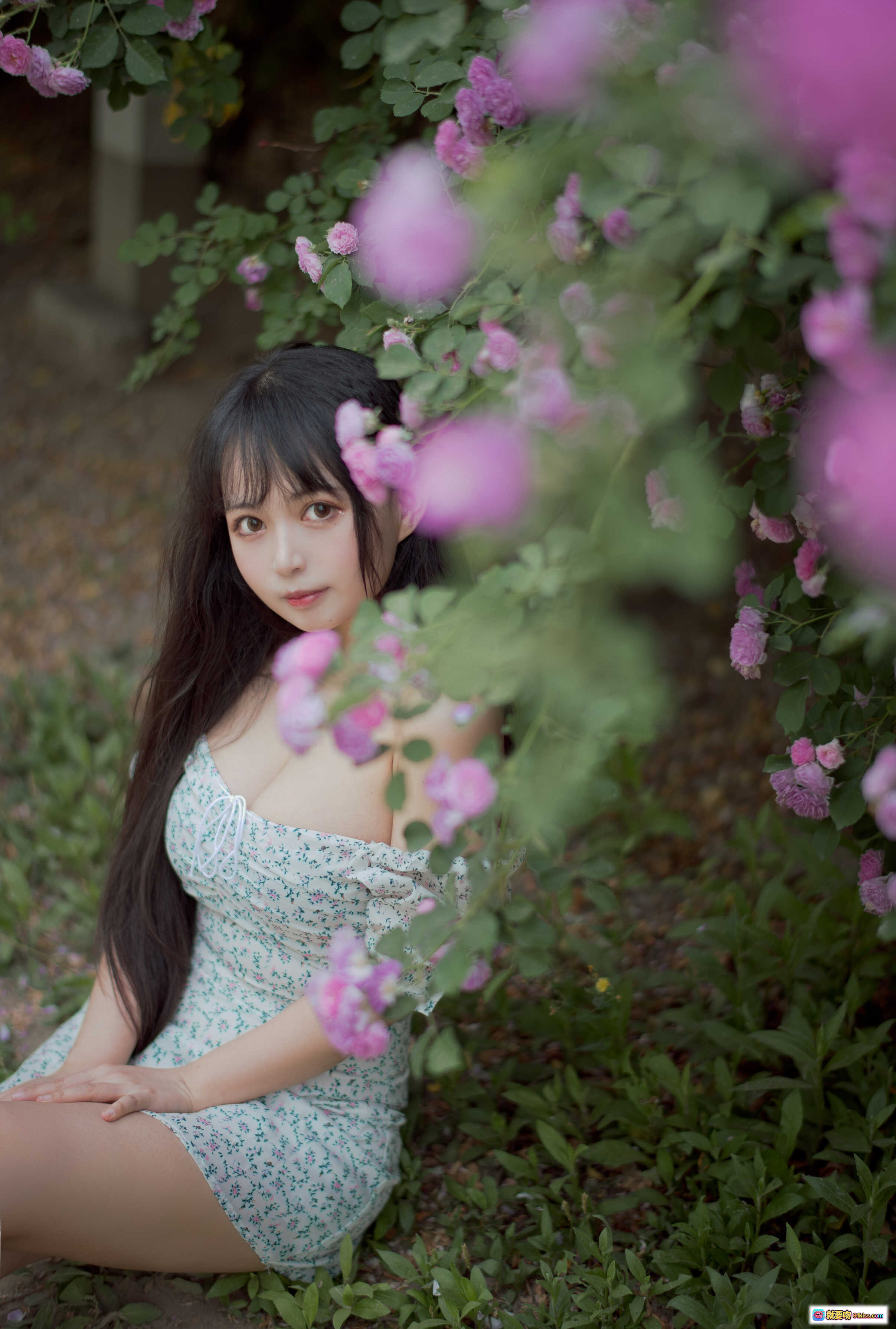 图片[2] - 黑猫猫OvO NO.023 蔷薇2写真 | 清新少女花园外拍 | 碎花裙温柔侧颜 | 自然光柔美氛围 | 27P高清图集 - 就要吻