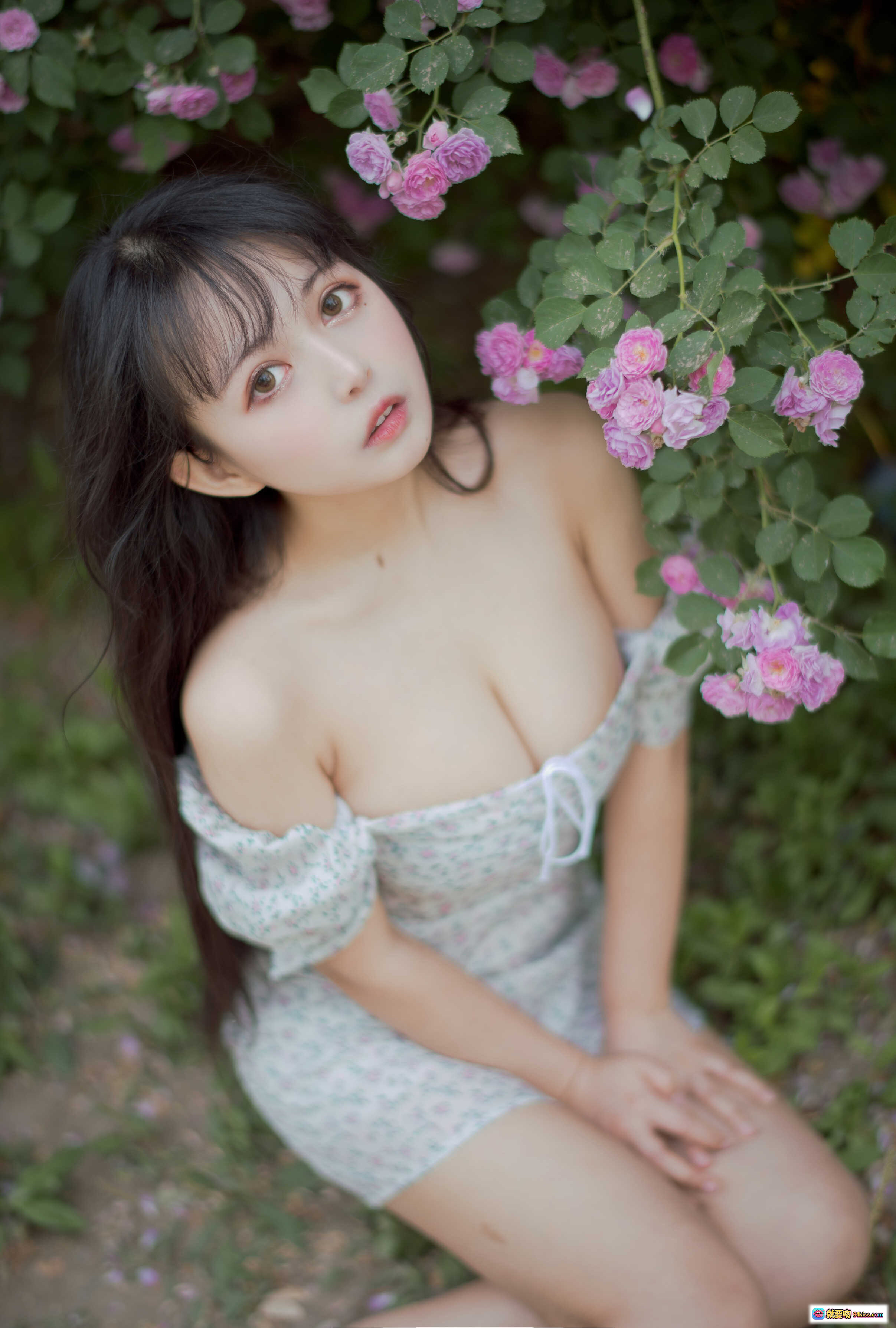 图片[8] - 黑猫猫OvO NO.023 蔷薇2写真 | 清新少女花园外拍 | 碎花裙温柔侧颜 | 自然光柔美氛围 | 27P高清图集 - 就要吻