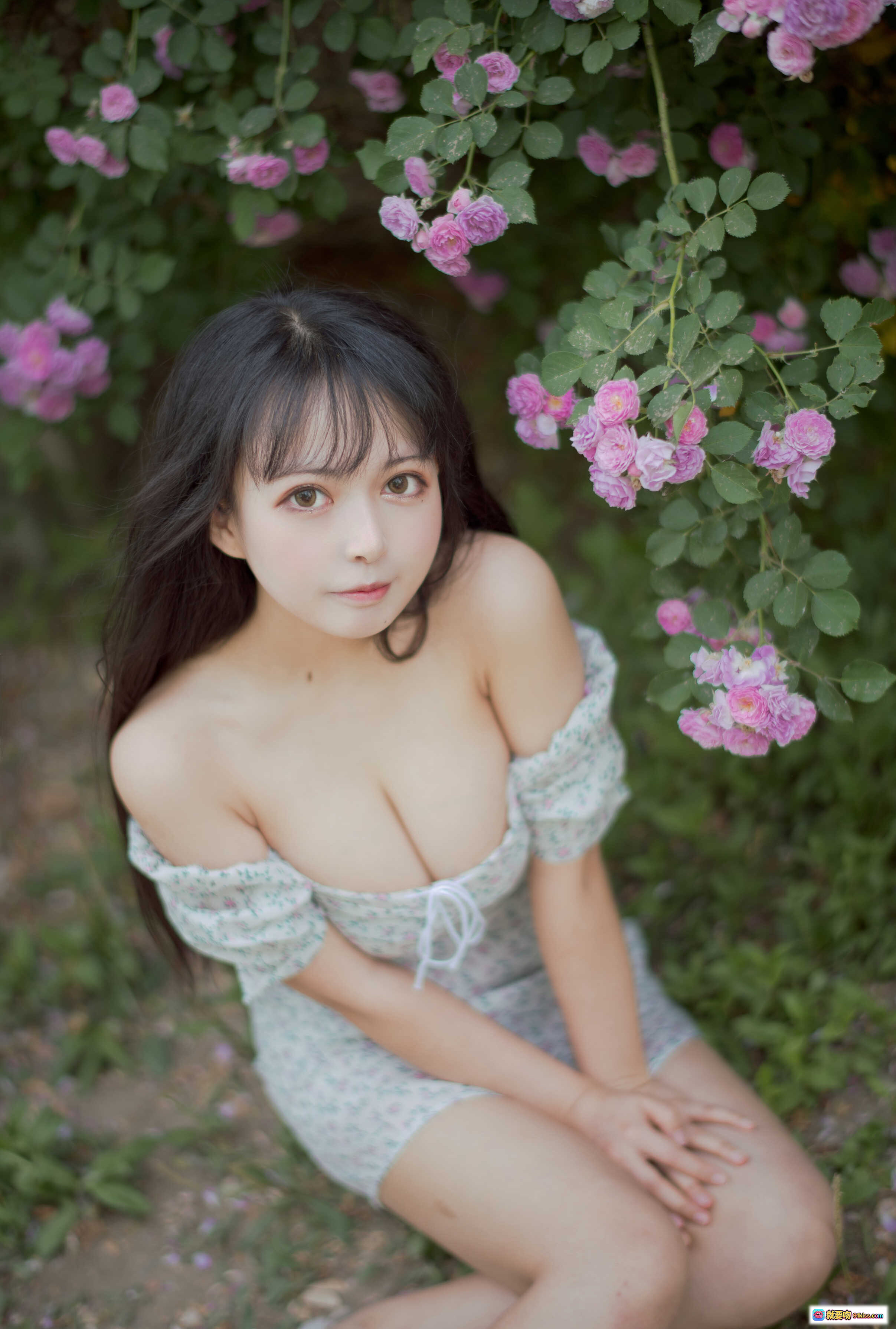 图片[6] - 黑猫猫OvO NO.023 蔷薇2写真 | 清新少女花园外拍 | 碎花裙温柔侧颜 | 自然光柔美氛围 | 27P高清图集 - 就要吻