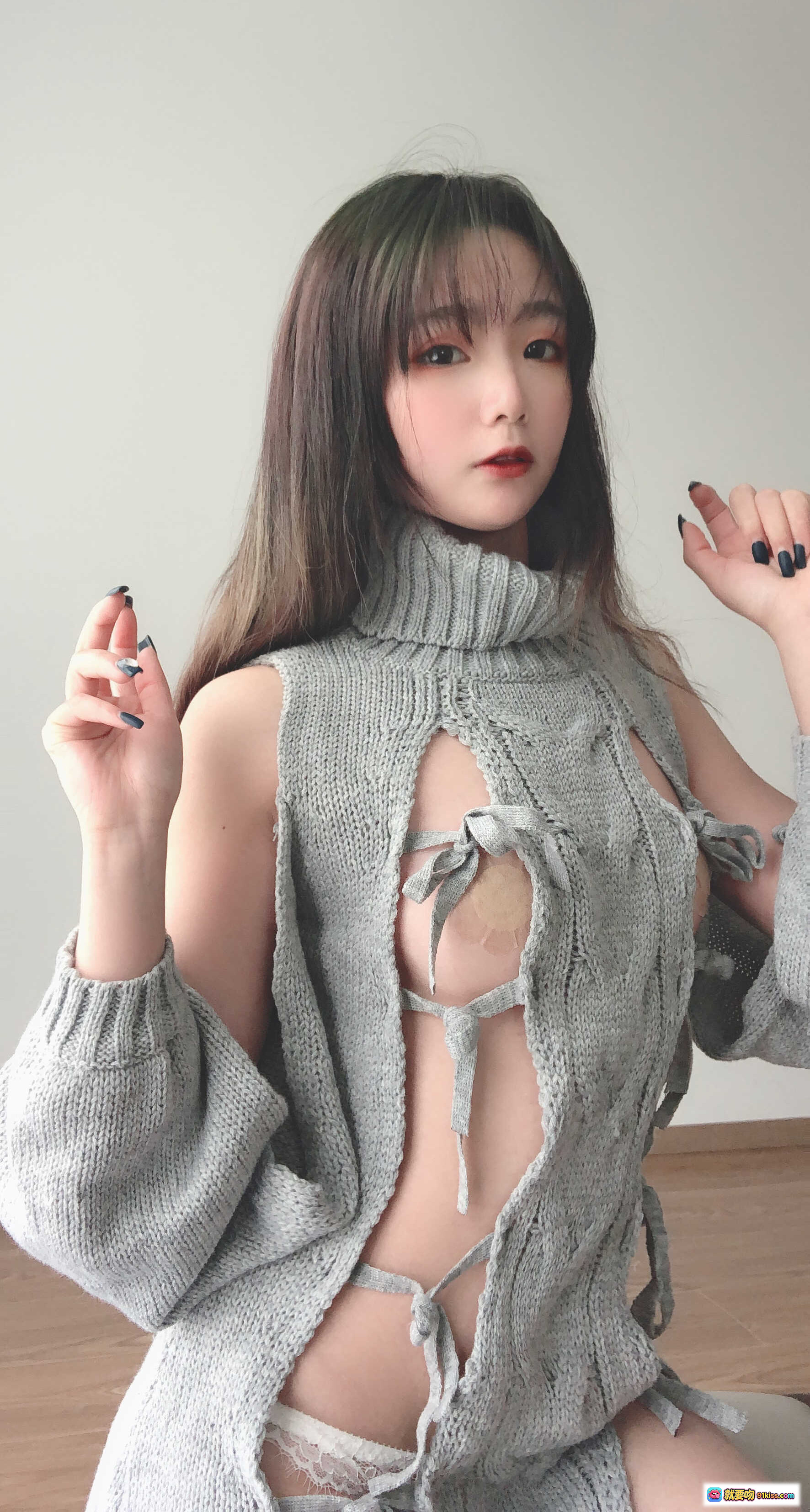 青水NO.002 73毛衣穿搭写真 | 高领镂空针织衫 | 性感系带设计 | 黑甲美少女 | 室内私房风 | 14P高清图集 - 就要吻