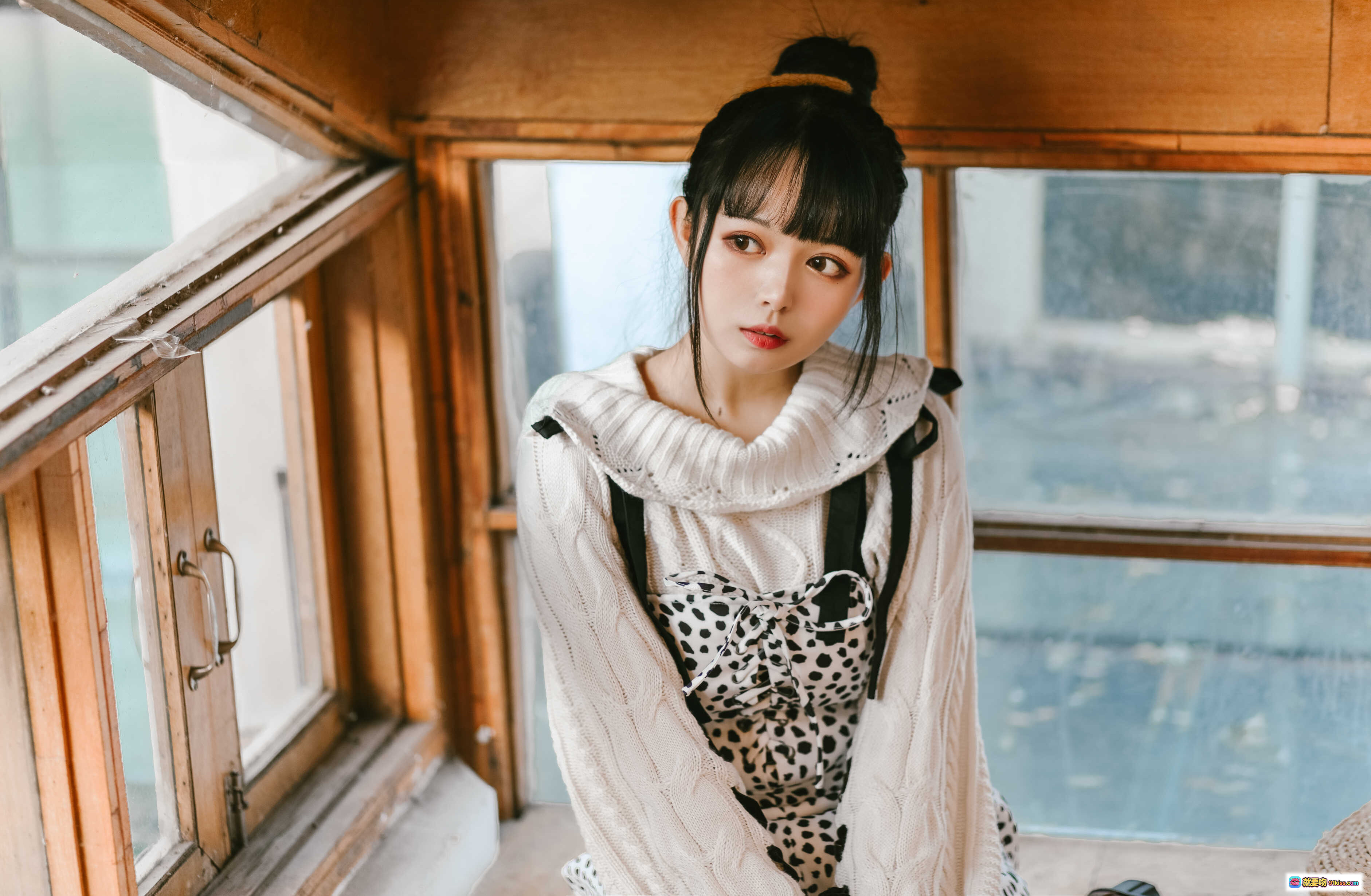 图片[7] - 黑猫猫OvO NO.010 少女心事写真 | 白色针织衫+豹纹裙 | 木质窗边温柔少女风 | 21P高清摄影集 - 就要吻