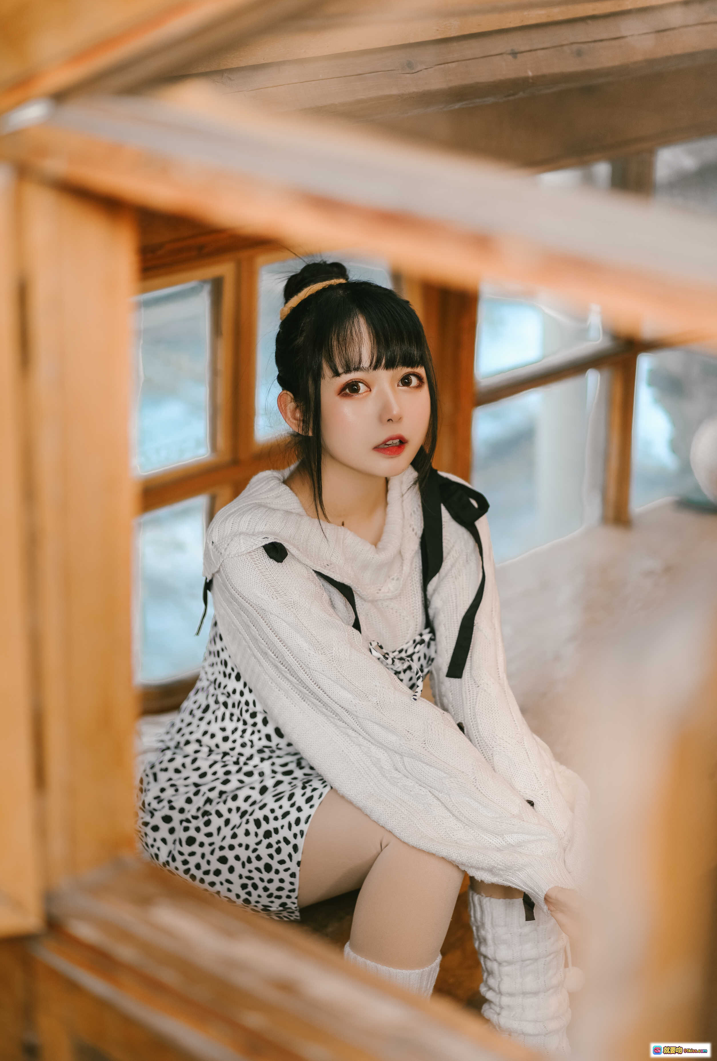 图片[4] - 黑猫猫OvO NO.010 少女心事写真 | 白色针织衫+豹纹裙 | 木质窗边温柔少女风 | 21P高清摄影集 - 就要吻