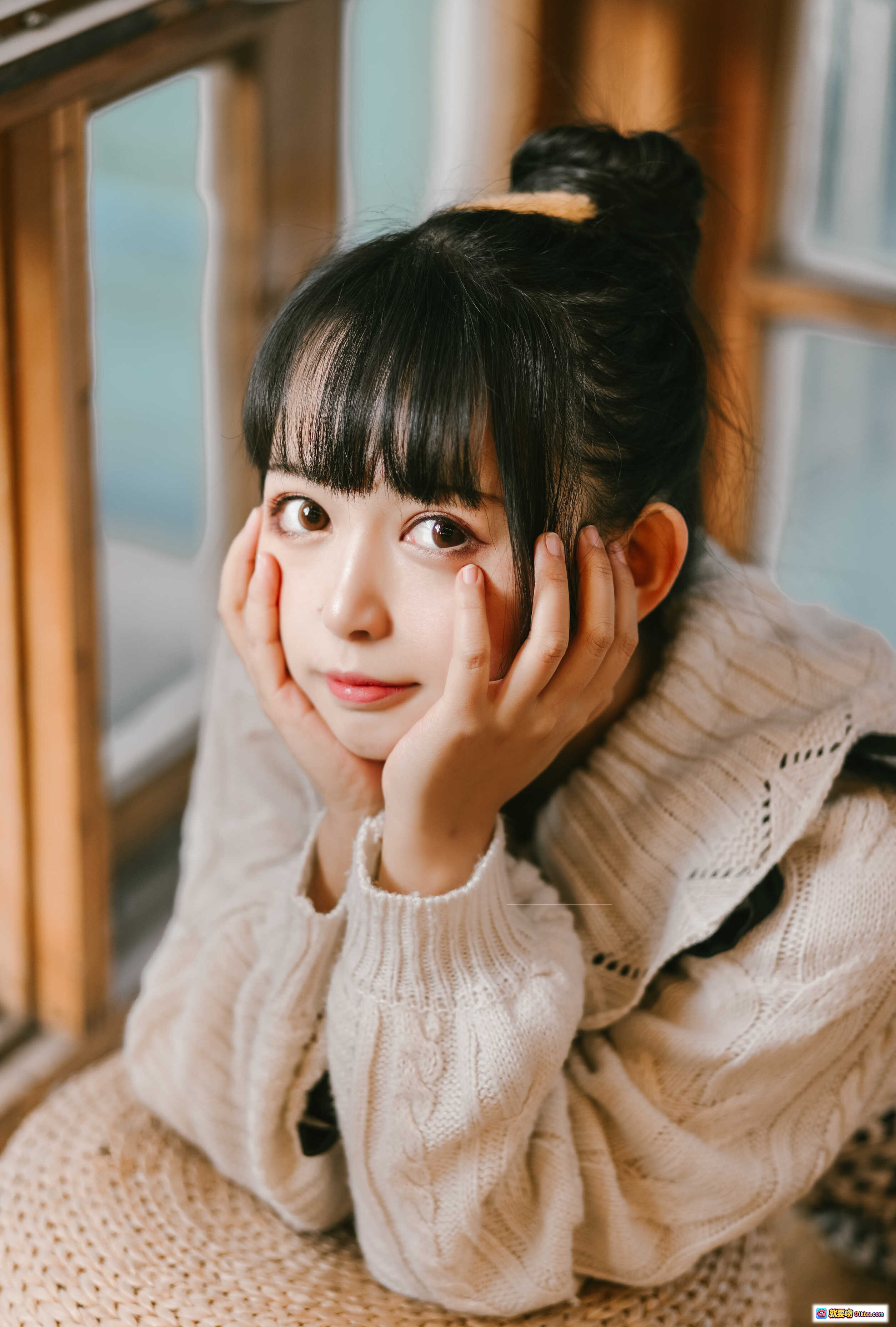 图片[3] - 黑猫猫OvO NO.010 少女心事写真 | 白色针织衫+豹纹裙 | 木质窗边温柔少女风 | 21P高清摄影集 - 就要吻