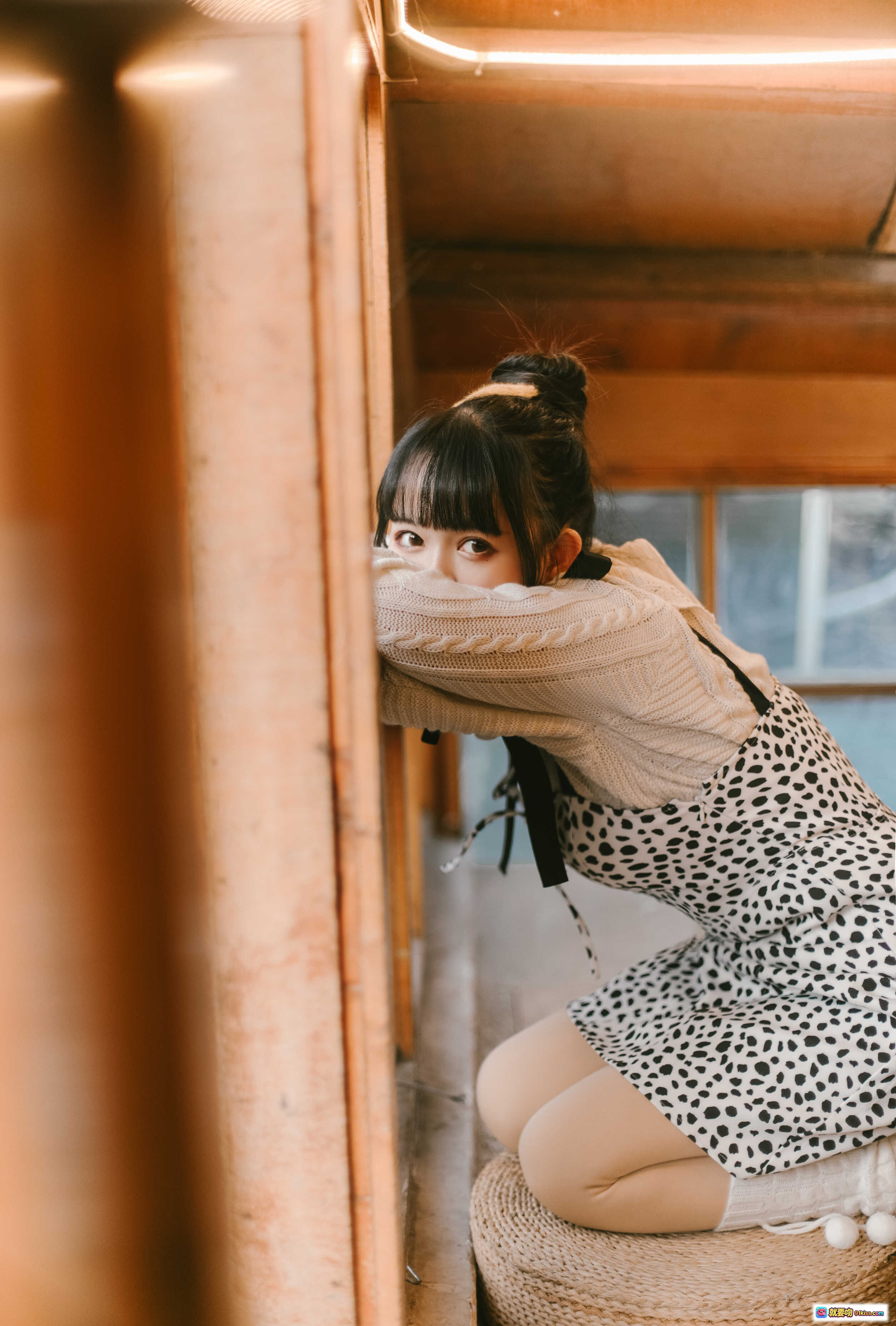 图片[5] - 黑猫猫OvO NO.010 少女心事写真 | 白色针织衫+豹纹裙 | 木质窗边温柔少女风 | 21P高清摄影集 - 就要吻