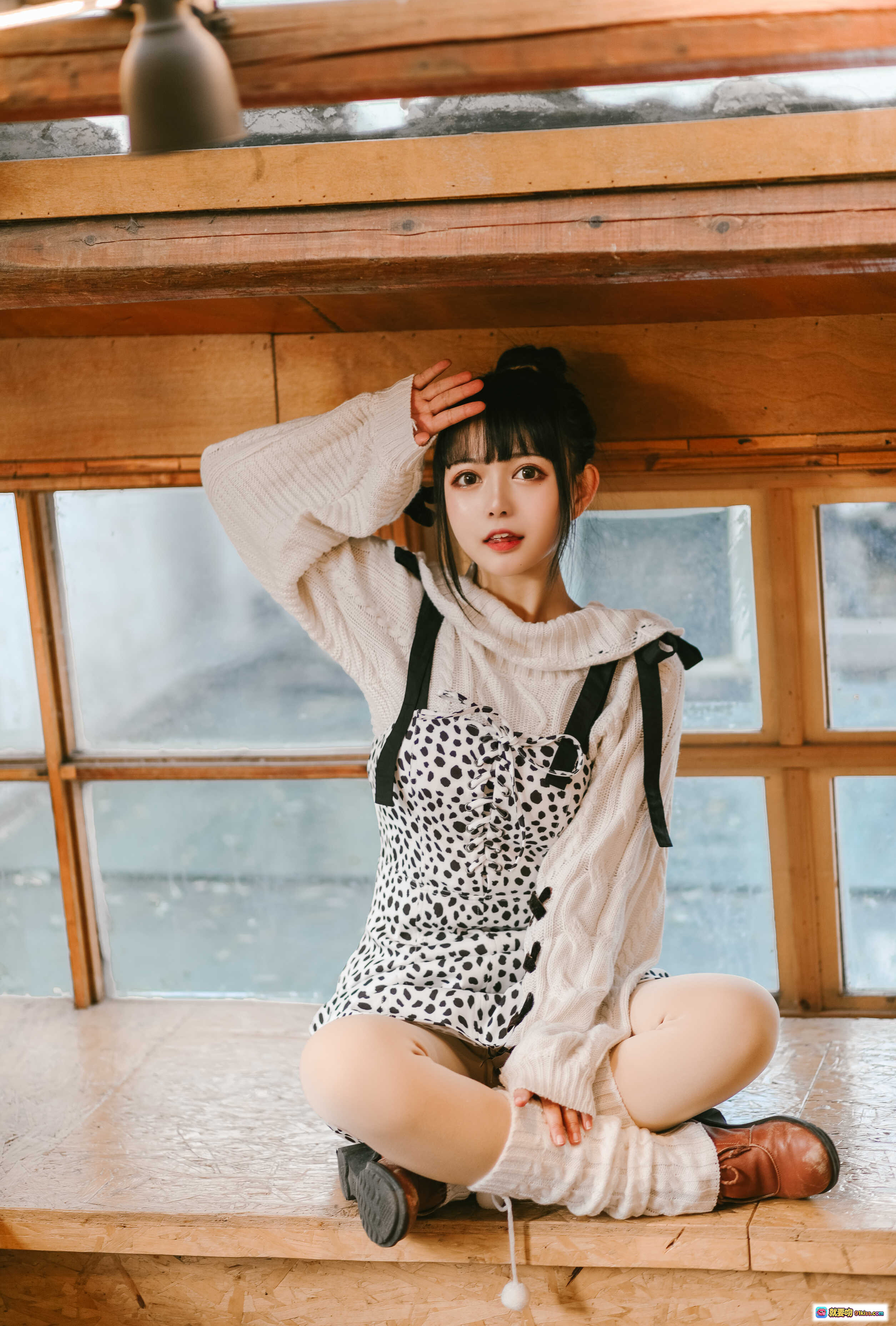 图片[2] - 黑猫猫OvO NO.010 少女心事写真 | 白色针织衫+豹纹裙 | 木质窗边温柔少女风 | 21P高清摄影集 - 就要吻