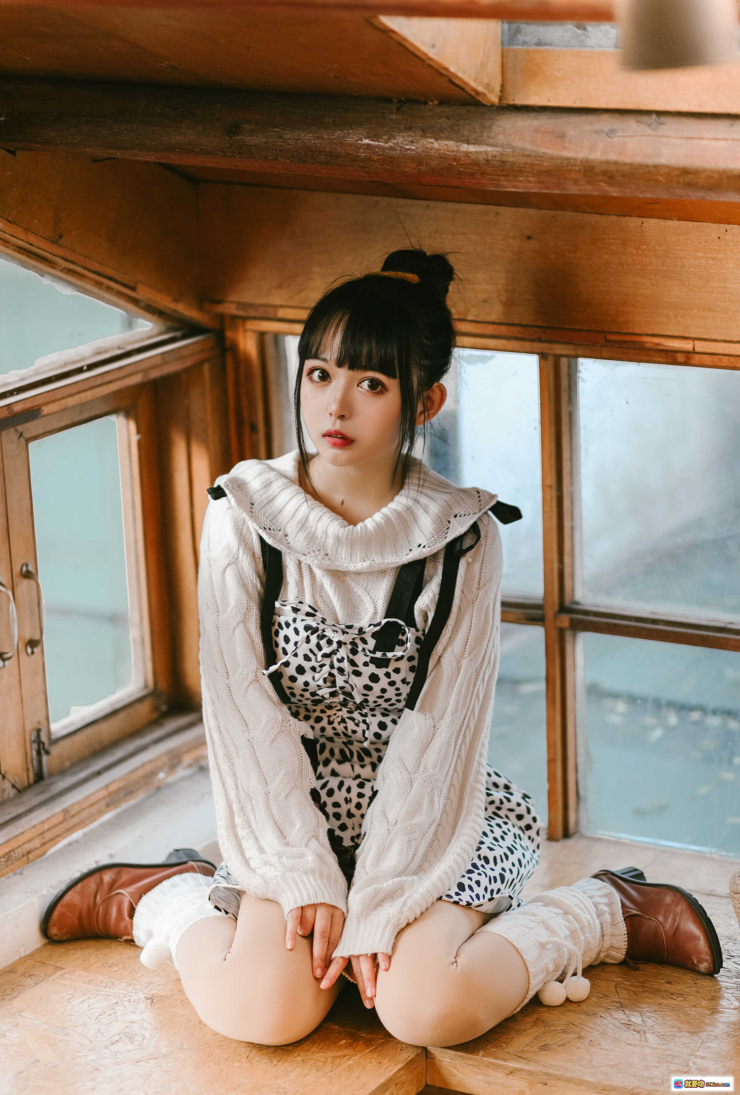 图片[10] - 黑猫猫OvO NO.010 少女心事写真 | 白色针织衫+豹纹裙 | 木质窗边温柔少女风 | 21P高清摄影集 - 就要吻