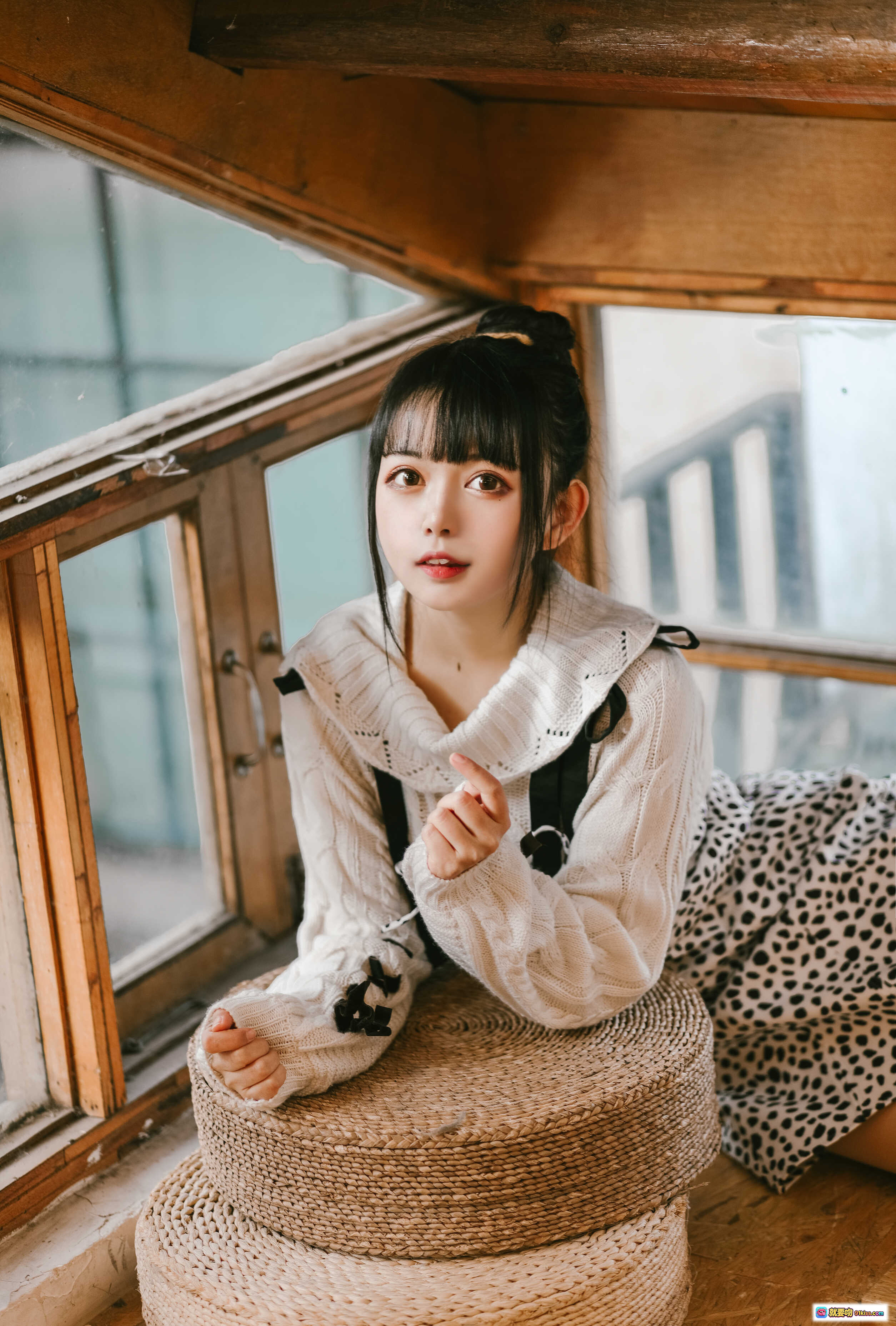黑猫猫OvO NO.010 少女心事写真 | 白色针织衫+豹纹裙 | 木质窗边温柔少女风 | 21P高清摄影集 - 就要吻
