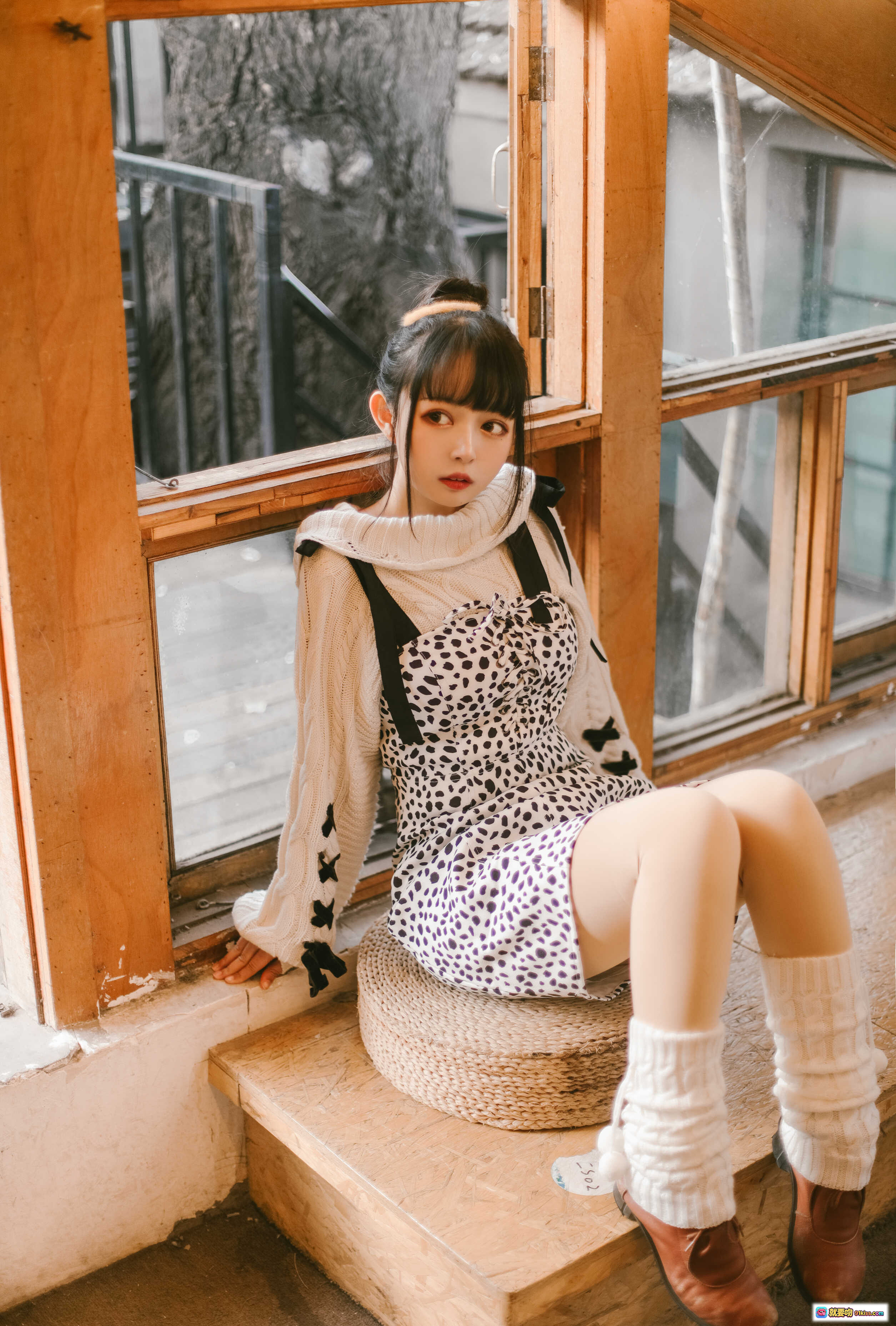 图片[8] - 黑猫猫OvO NO.010 少女心事写真 | 白色针织衫+豹纹裙 | 木质窗边温柔少女风 | 21P高清摄影集 - 就要吻