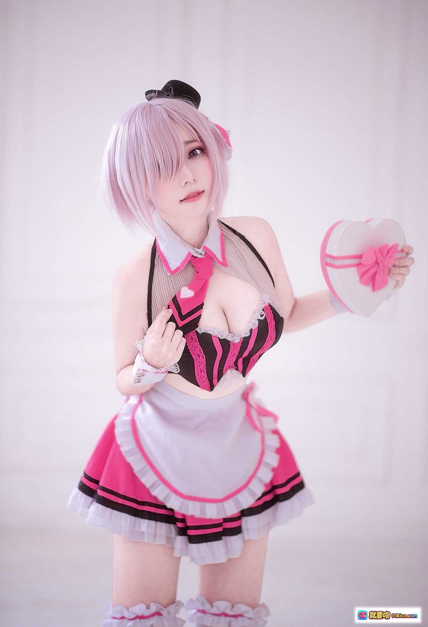 图片[3] - 玛修·基列莱特cosplay粉发女仆装黑粉条纹蕾丝裙白袜甜美可爱写真图集 - 就要吻