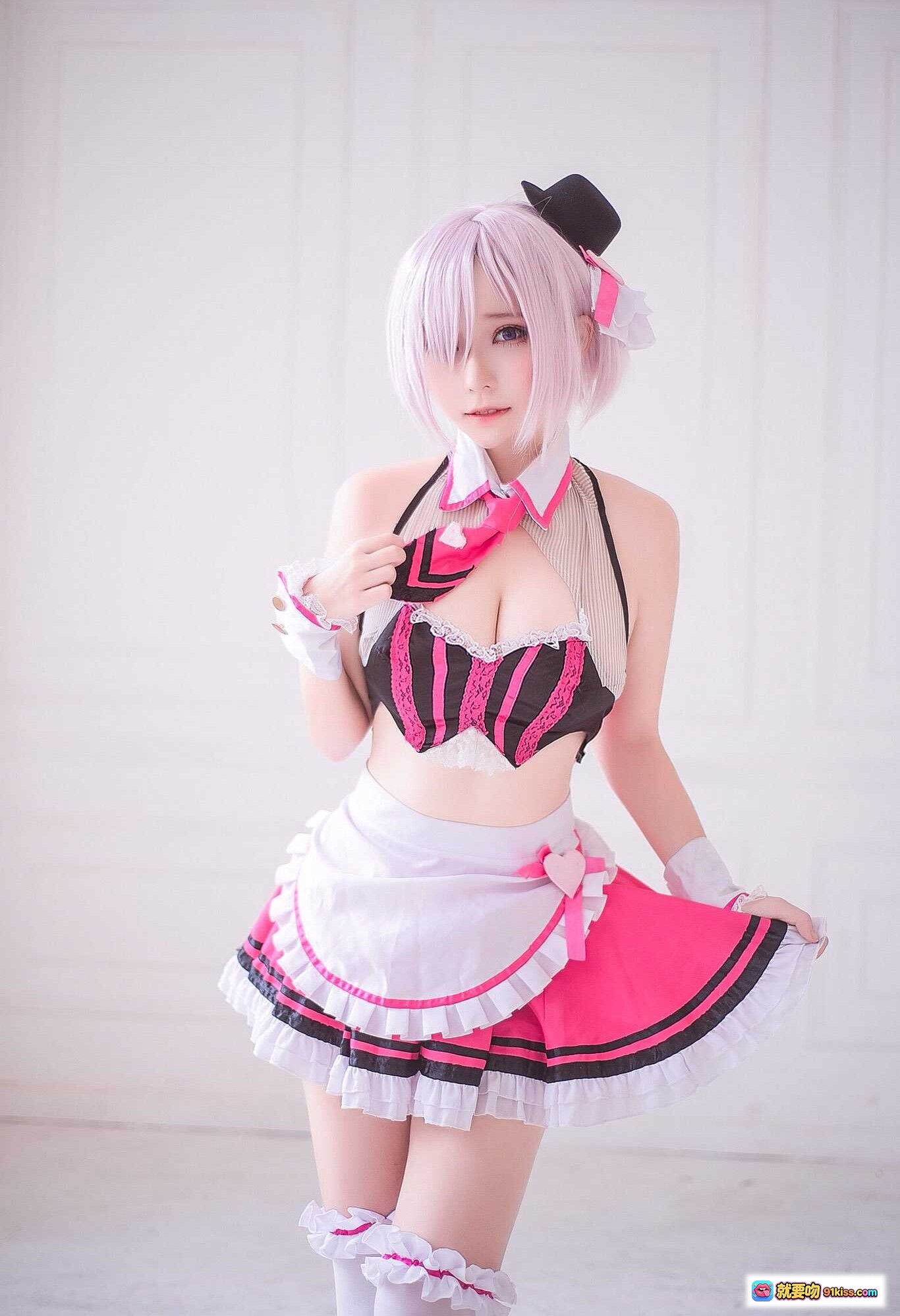 图片[1] - 玛修·基列莱特cosplay粉发女仆装黑粉条纹蕾丝裙白袜甜美可爱写真图集 - 就要吻