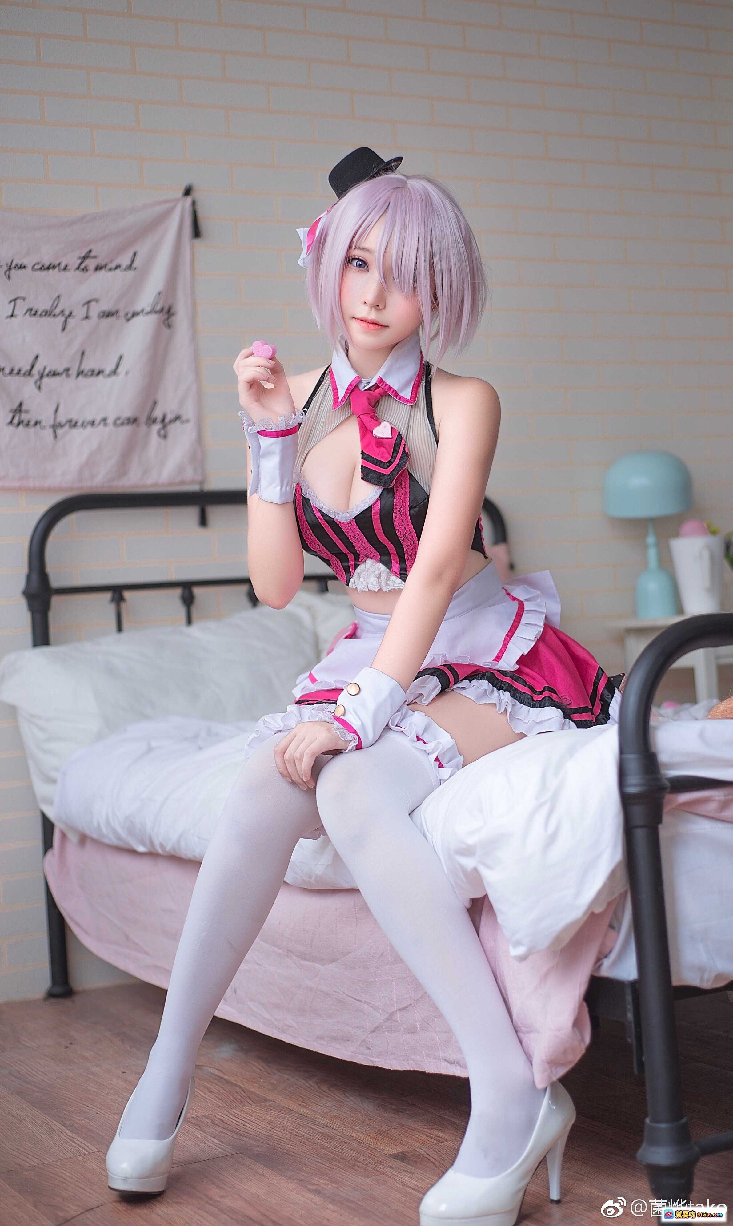 图片[8] - 玛修·基列莱特cosplay粉发女仆装黑粉条纹蕾丝裙白袜甜美可爱写真图集 - 就要吻