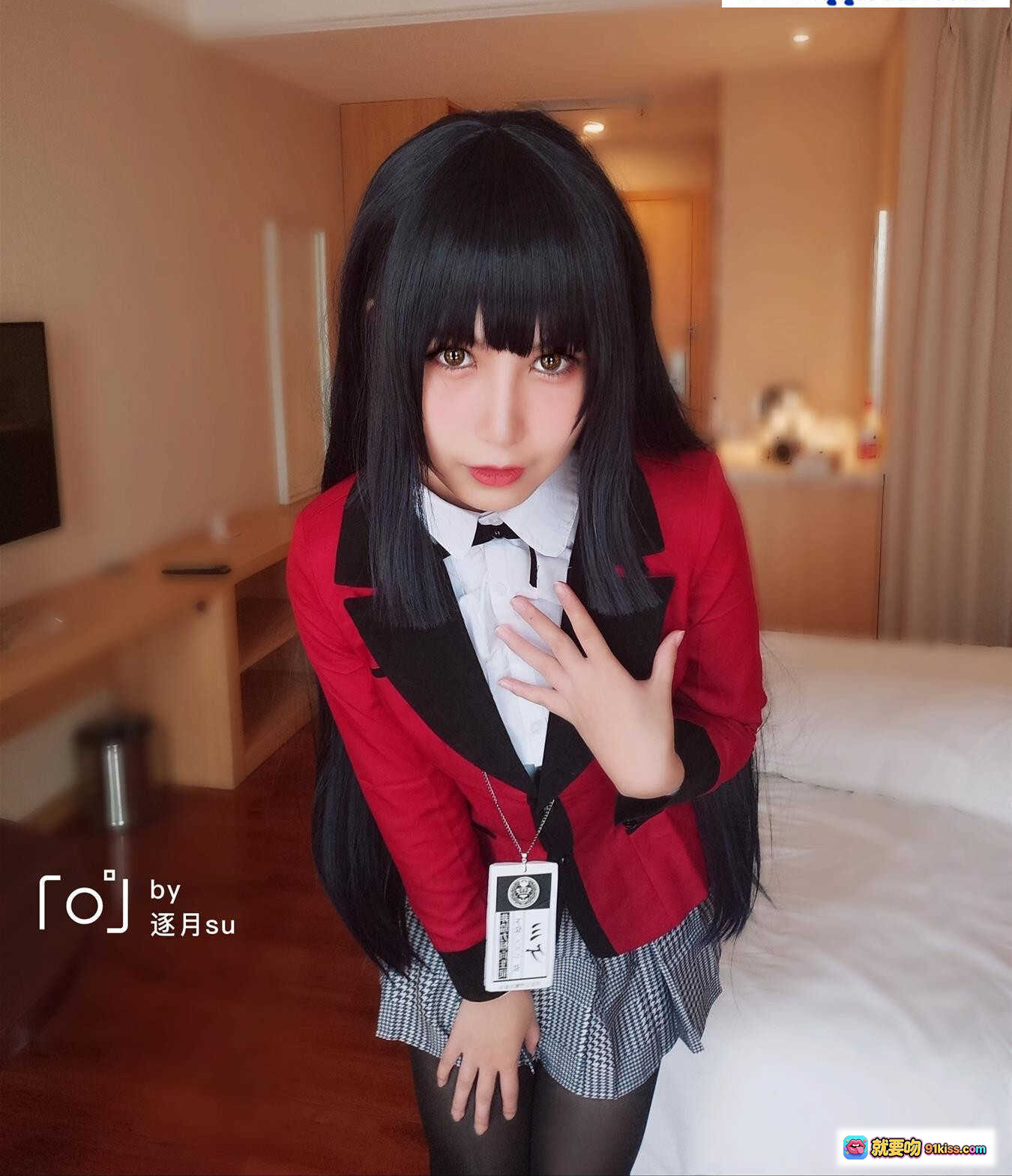 逐月SU梦子Cosplay写真 | 红黑校服+黑长直+格裙+黑丝 | NO.018室内私房美图 - 就要吻