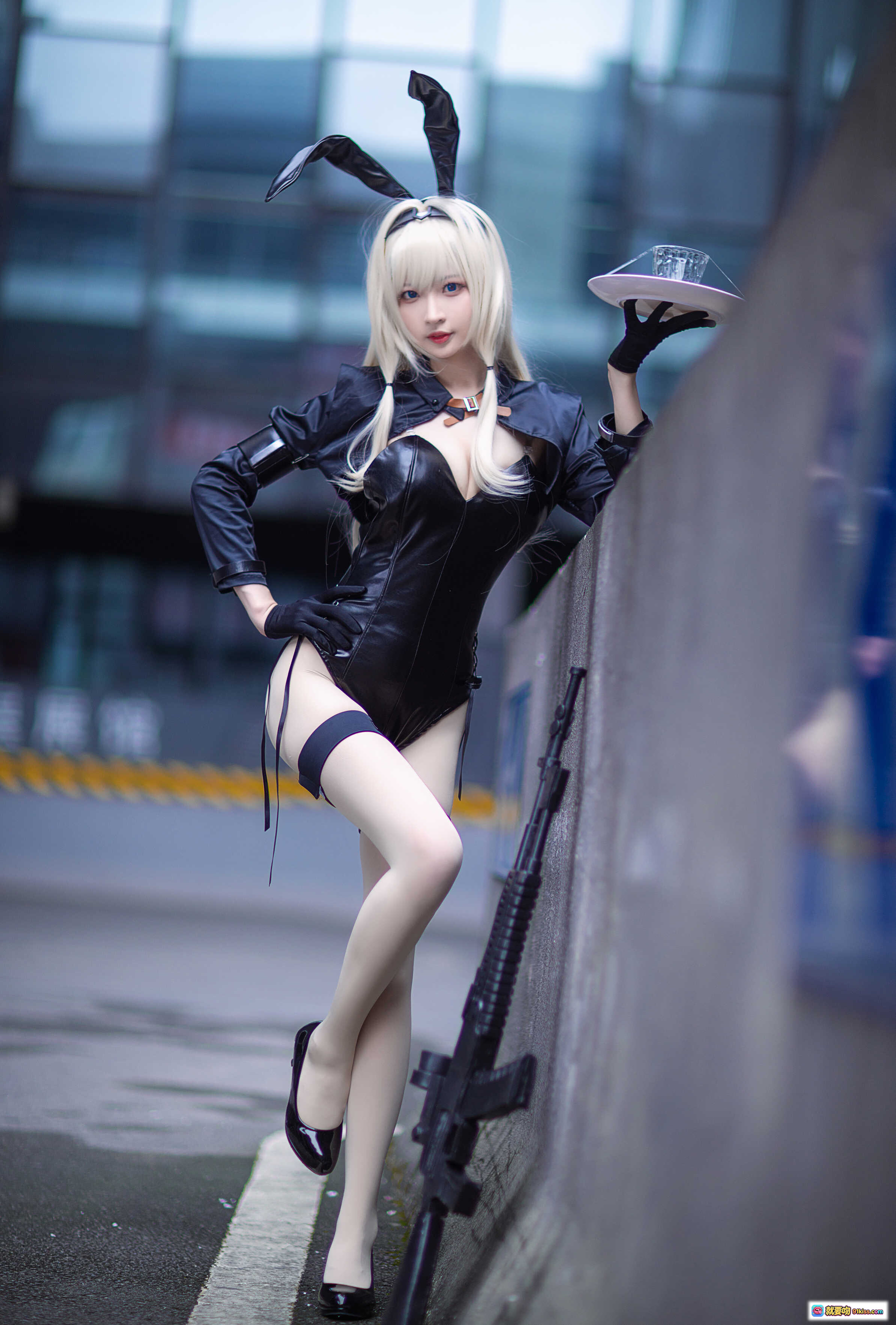 图片[3] - 南宫NO.001 AN-94 Cosplay写真｜兔耳金发少女持枪街拍｜黑衣战术风｜高颜值角色扮演 - 就要吻