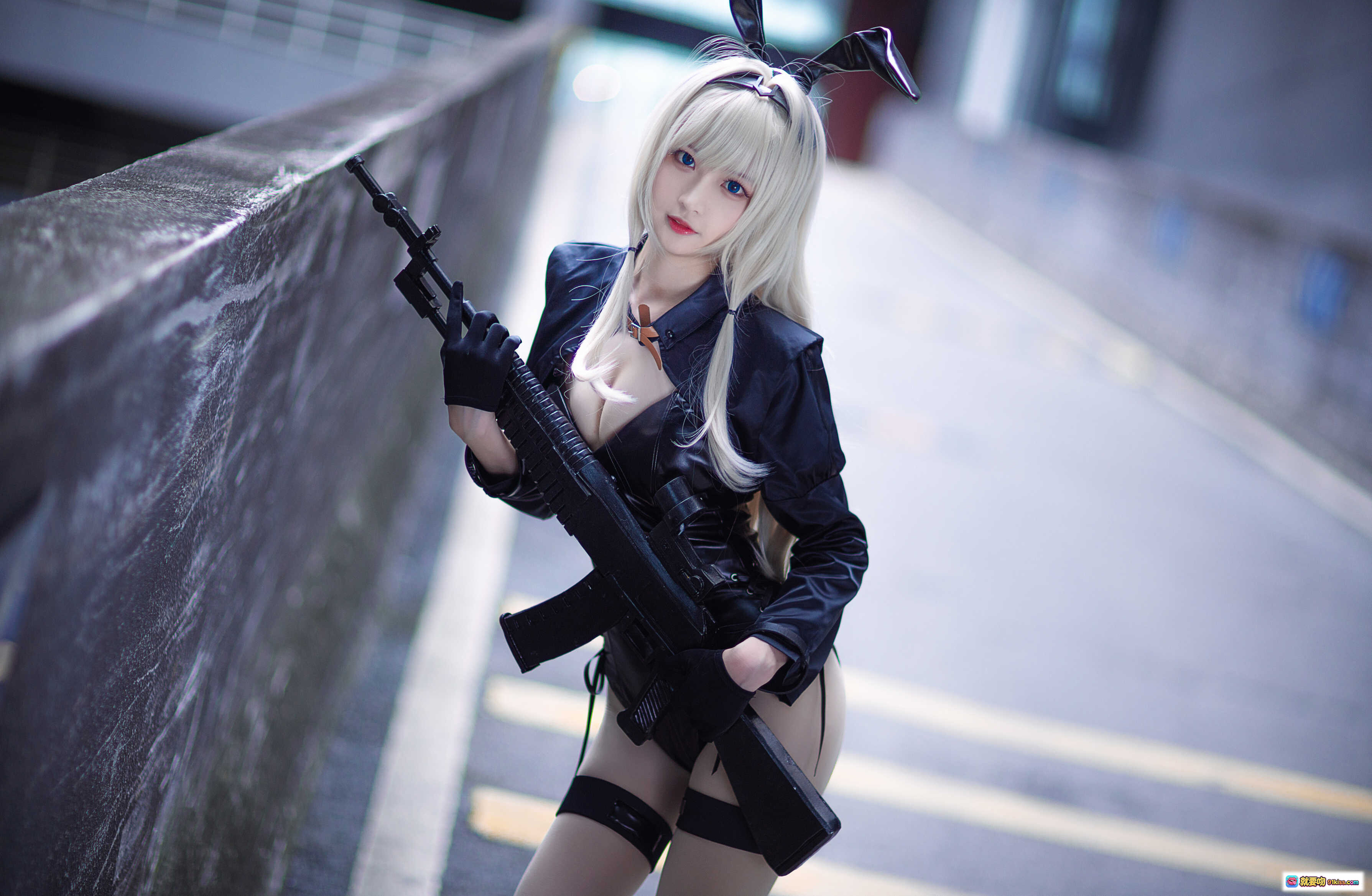南宫NO.001 AN-94 Cosplay写真｜兔耳金发少女持枪街拍｜黑衣战术风｜高颜值角色扮演 - 就要吻