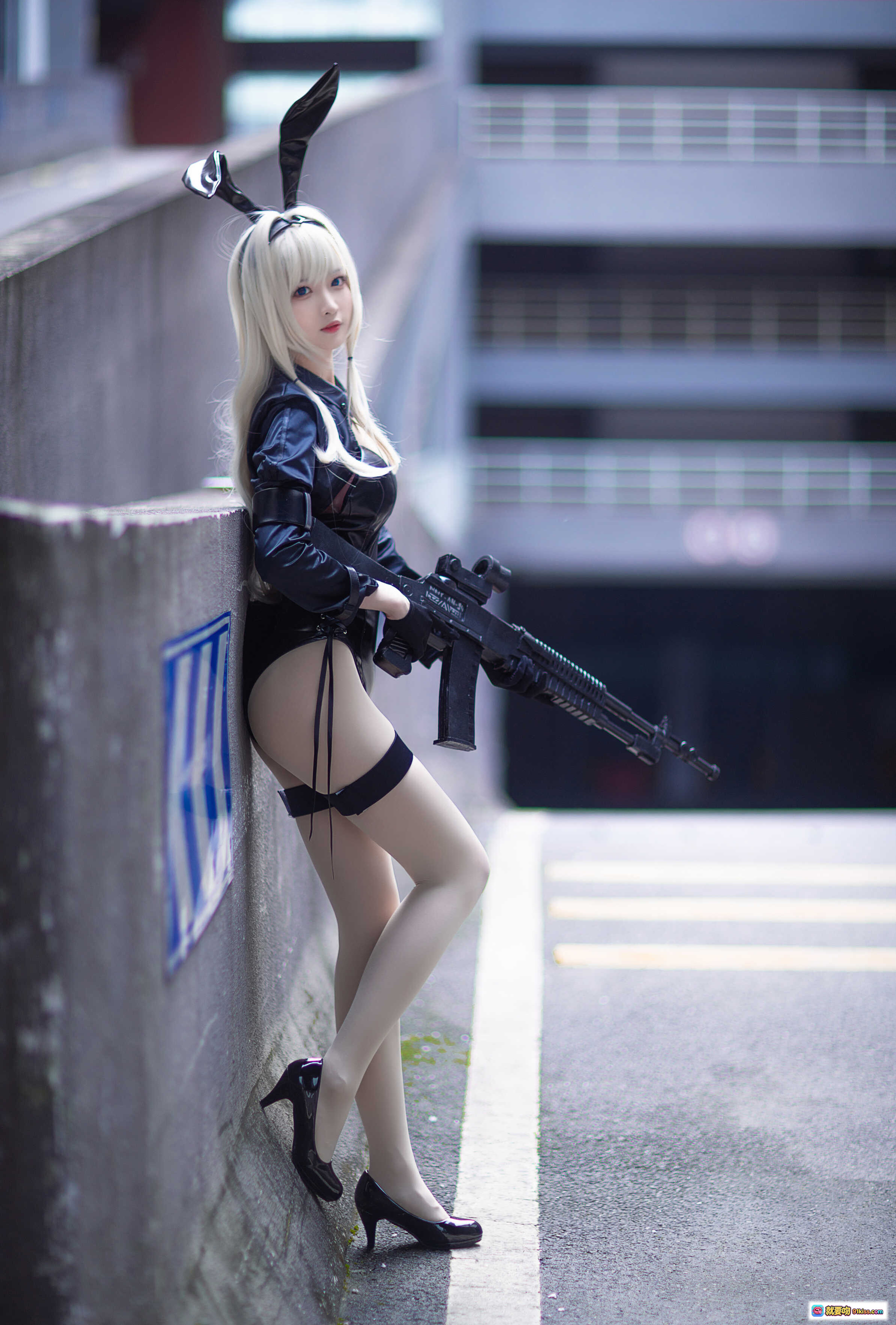 图片[4] - 南宫NO.001 AN-94 Cosplay写真｜兔耳金发少女持枪街拍｜黑衣战术风｜高颜值角色扮演 - 就要吻