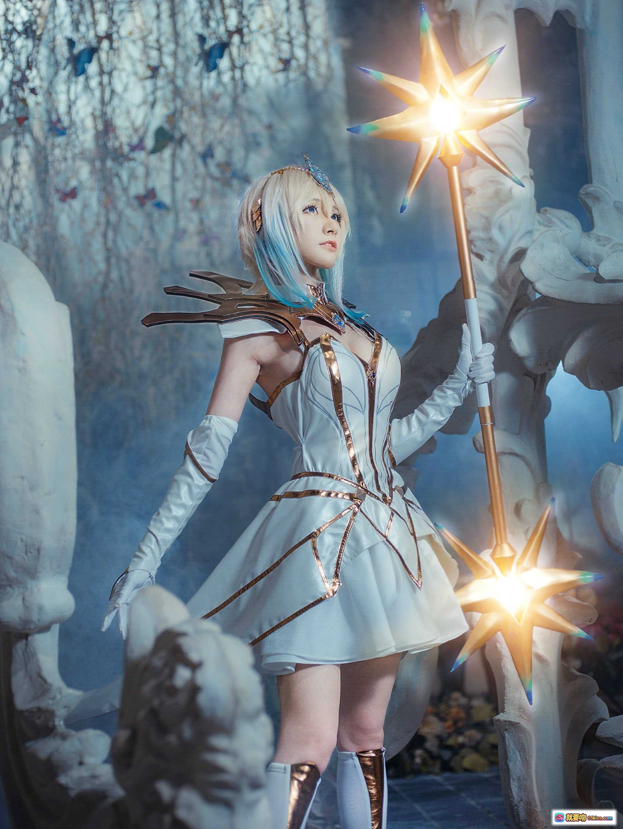 图片[4] - 英雄联盟拉克丝cosplay 精美白色礼服 金色装饰 蓝发少女 手持星芒法杖 唯美场景 梦幻光影 8P高清图集 - 就要吻