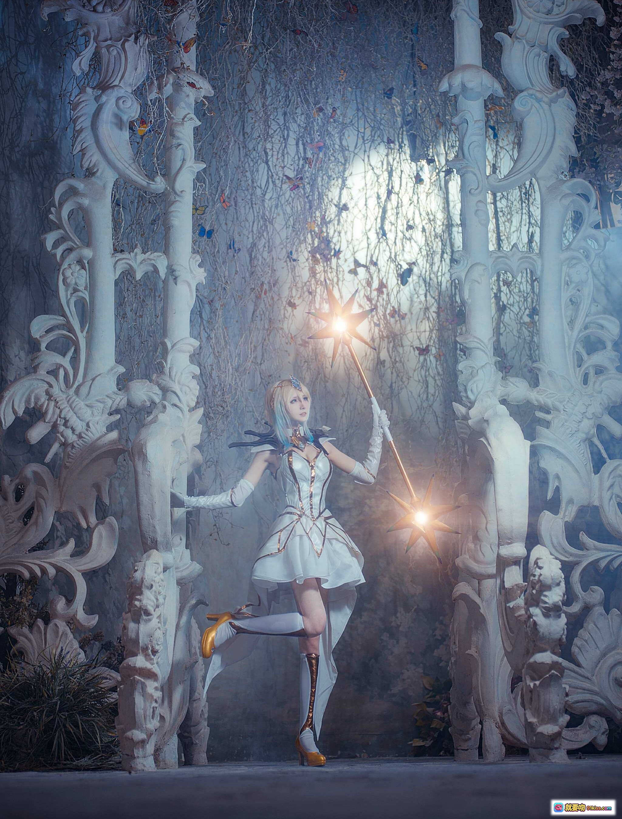 图片[5] - 英雄联盟拉克丝cosplay 精美白色礼服 金色装饰 蓝发少女 手持星芒法杖 唯美场景 梦幻光影 8P高清图集 - 就要吻