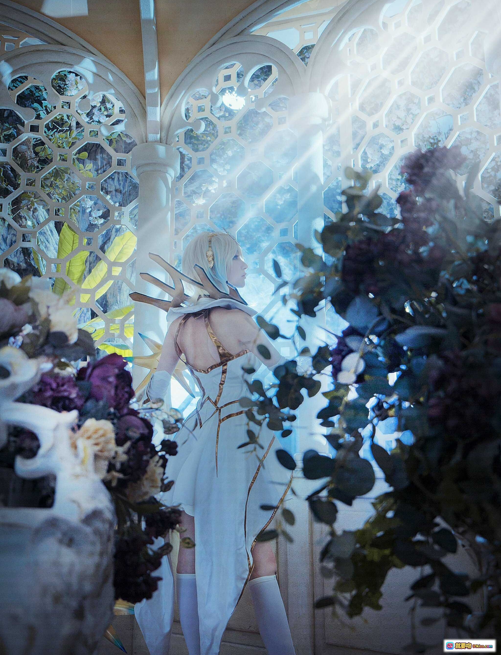 图片[6] - 英雄联盟拉克丝cosplay 精美白色礼服 金色装饰 蓝发少女 手持星芒法杖 唯美场景 梦幻光影 8P高清图集 - 就要吻